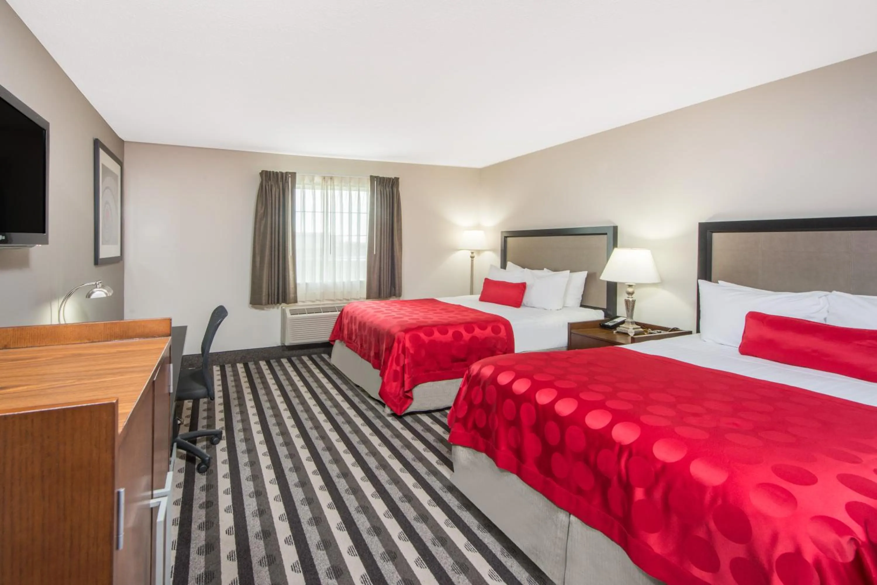 TV and multimedia, Bed in Ramada by Wyndham Springfield North