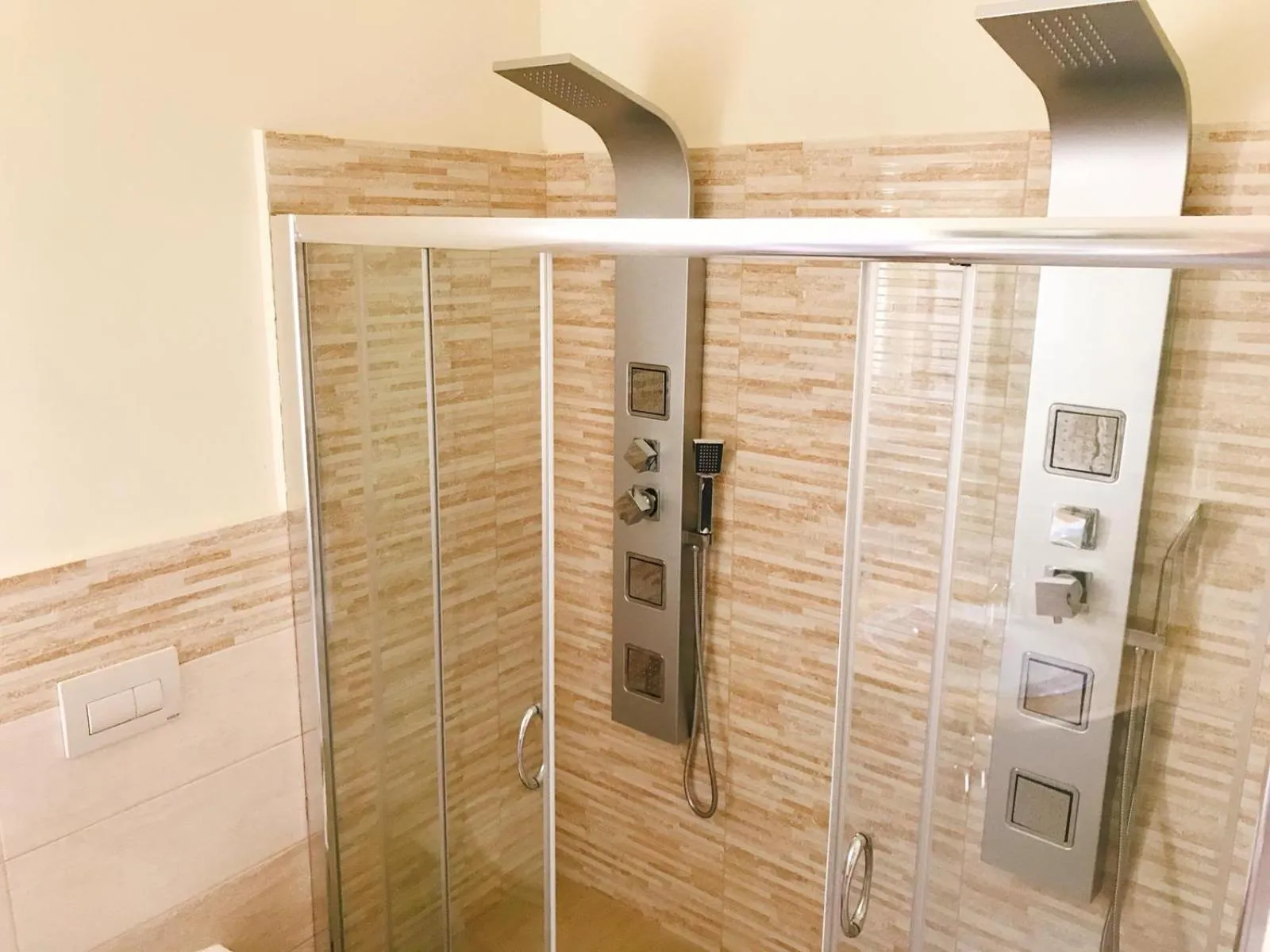 Shower in Hotel Marina del Capo