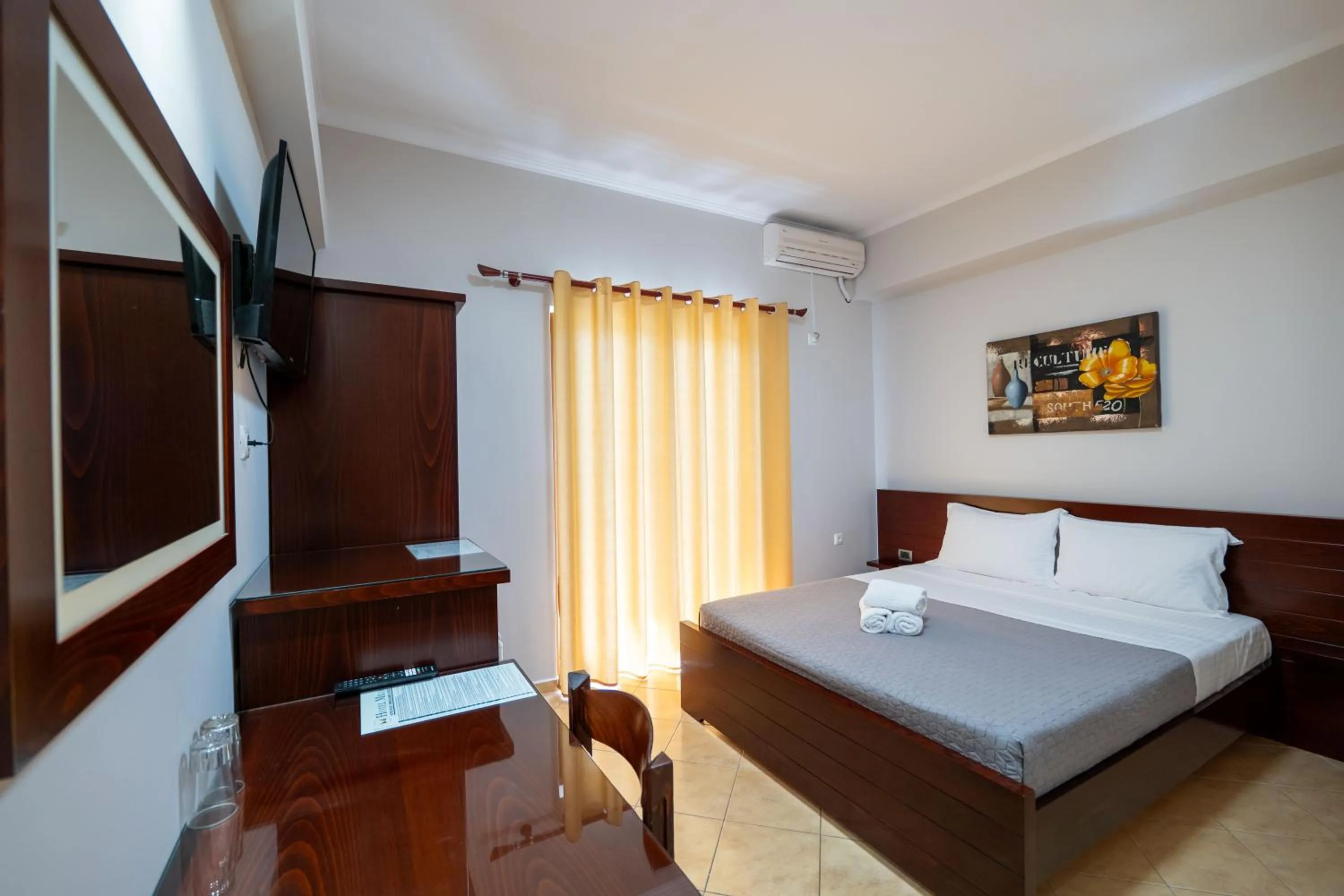 Bed in Hotel Milo Ksamil