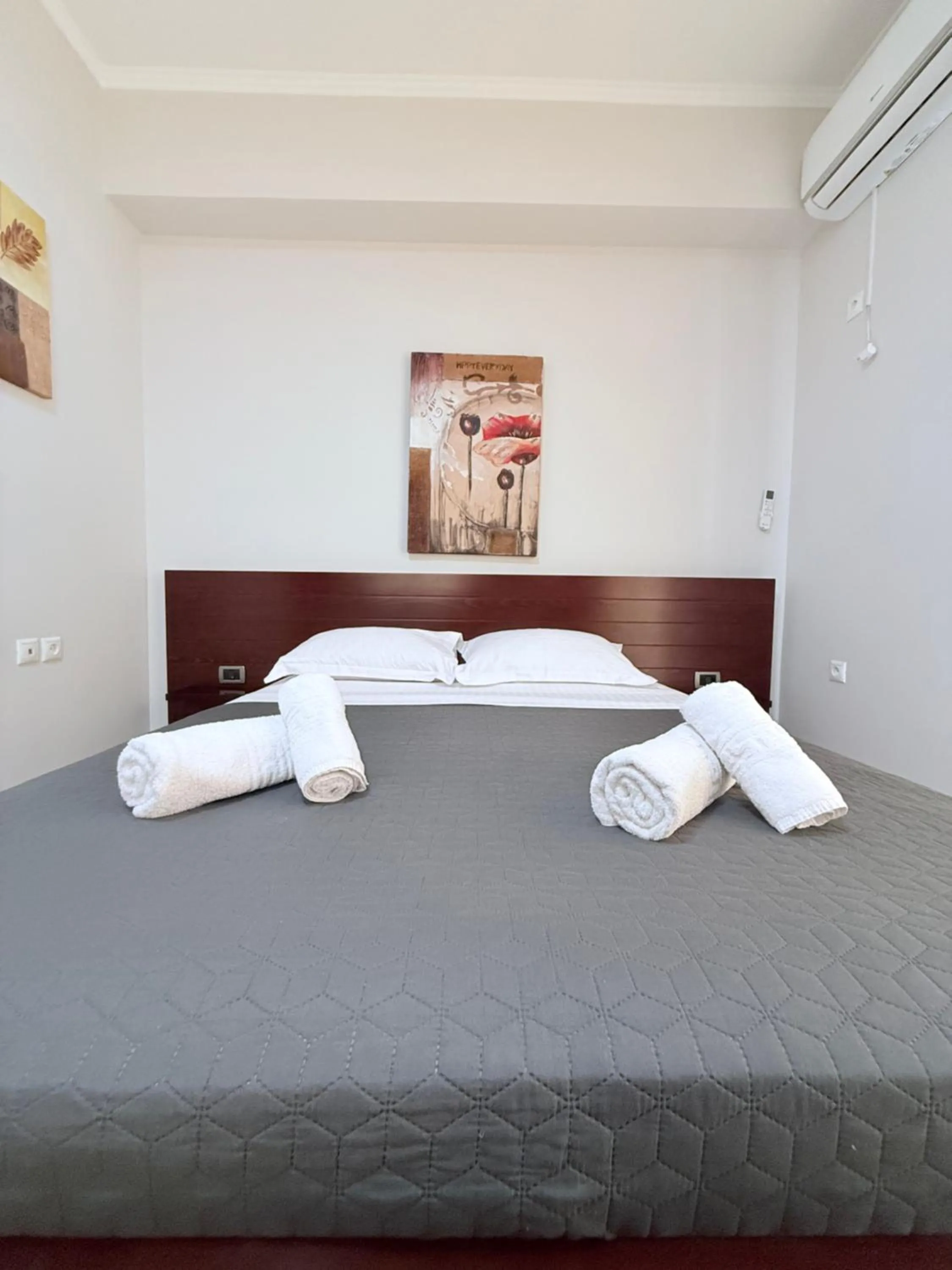 Bed in Hotel Milo Ksamil