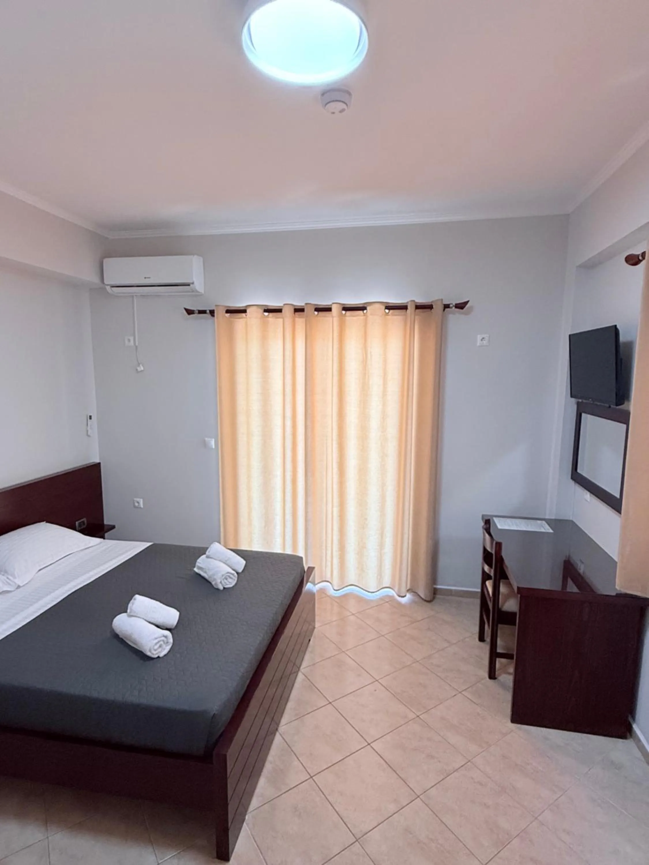 Bed in Hotel Milo Ksamil