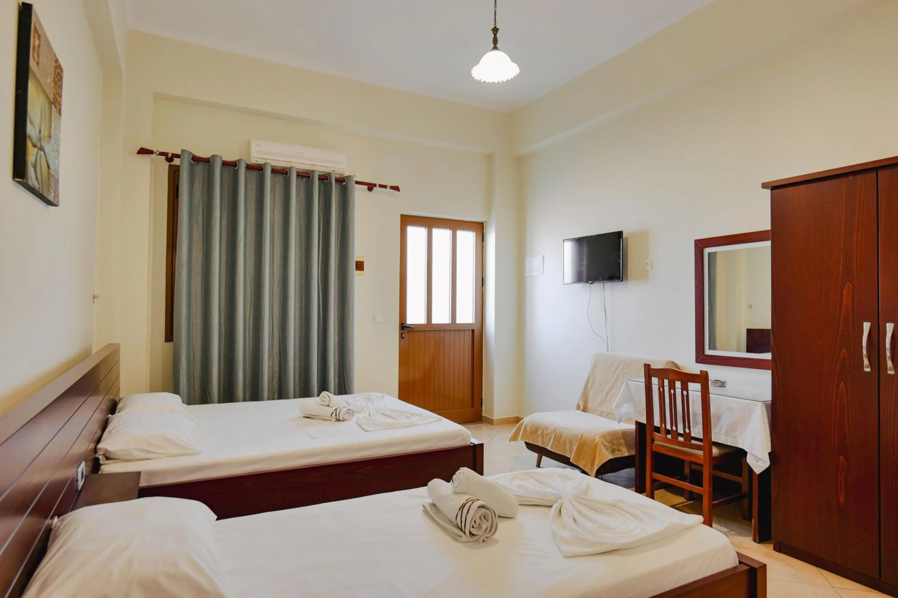 Bed in Hotel Milo Ksamil