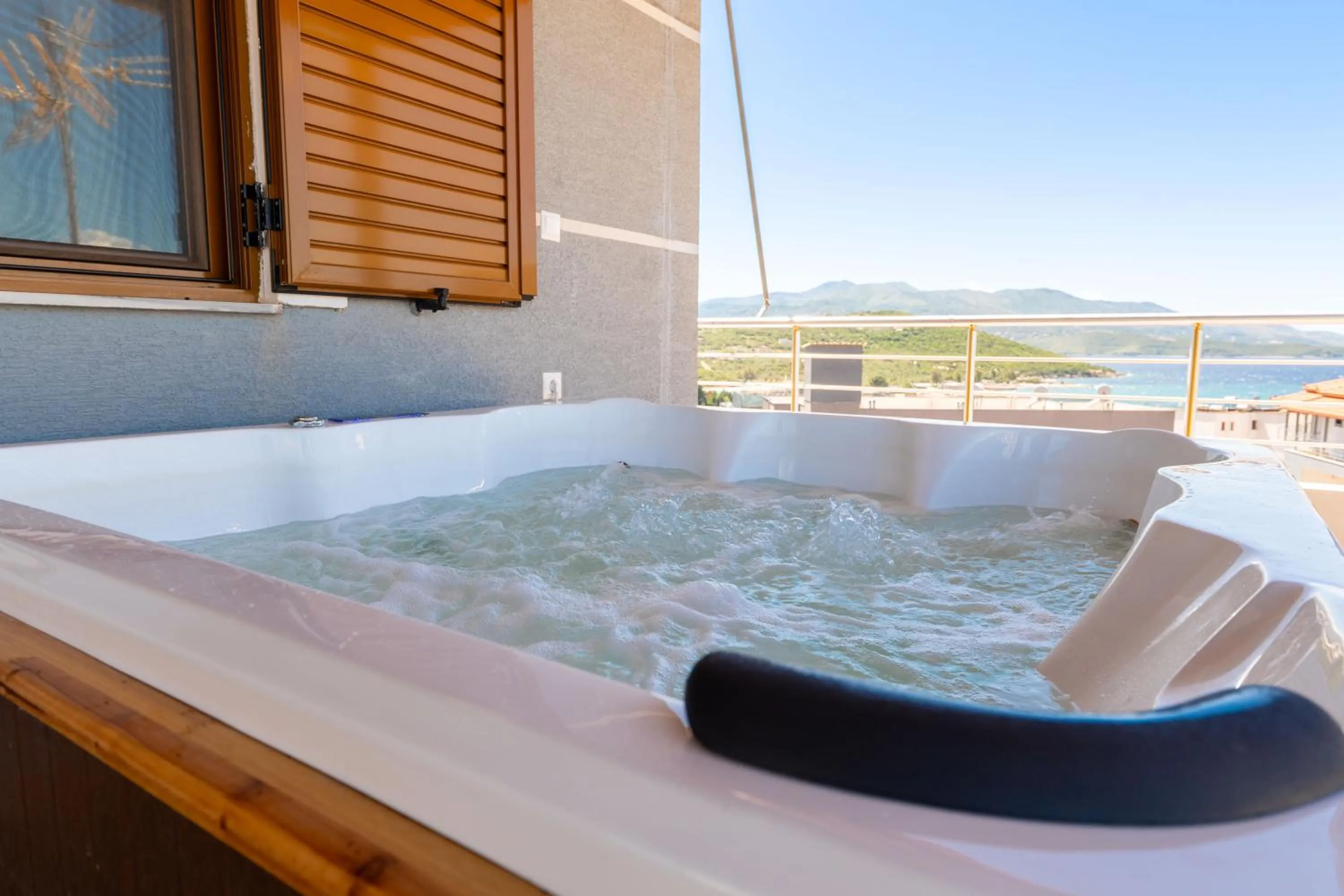 Hot Tub in Hotel Milo Ksamil