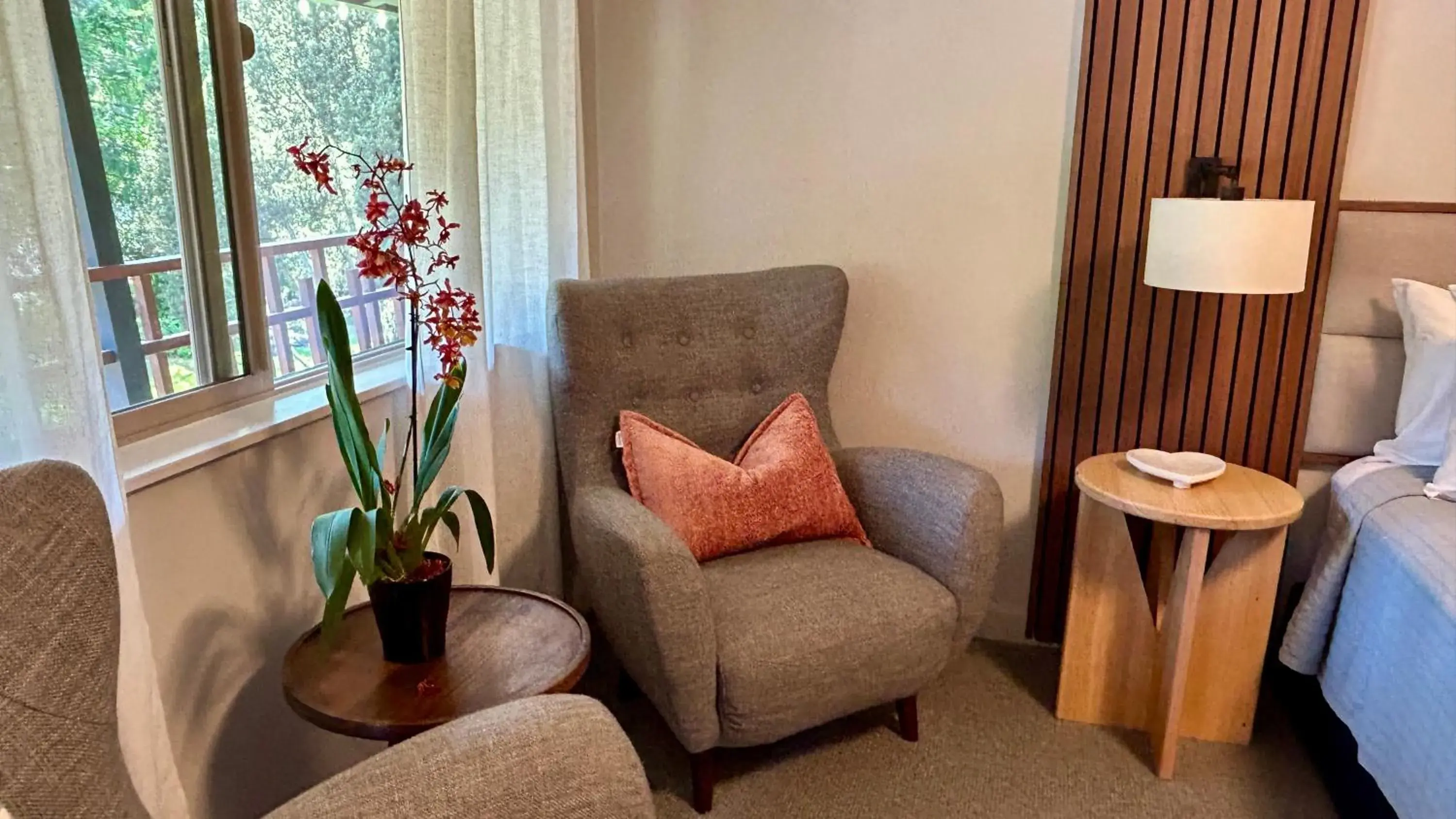 Deluxe King Room in Discovery Inn Deluxe King Room in Discovery Inn