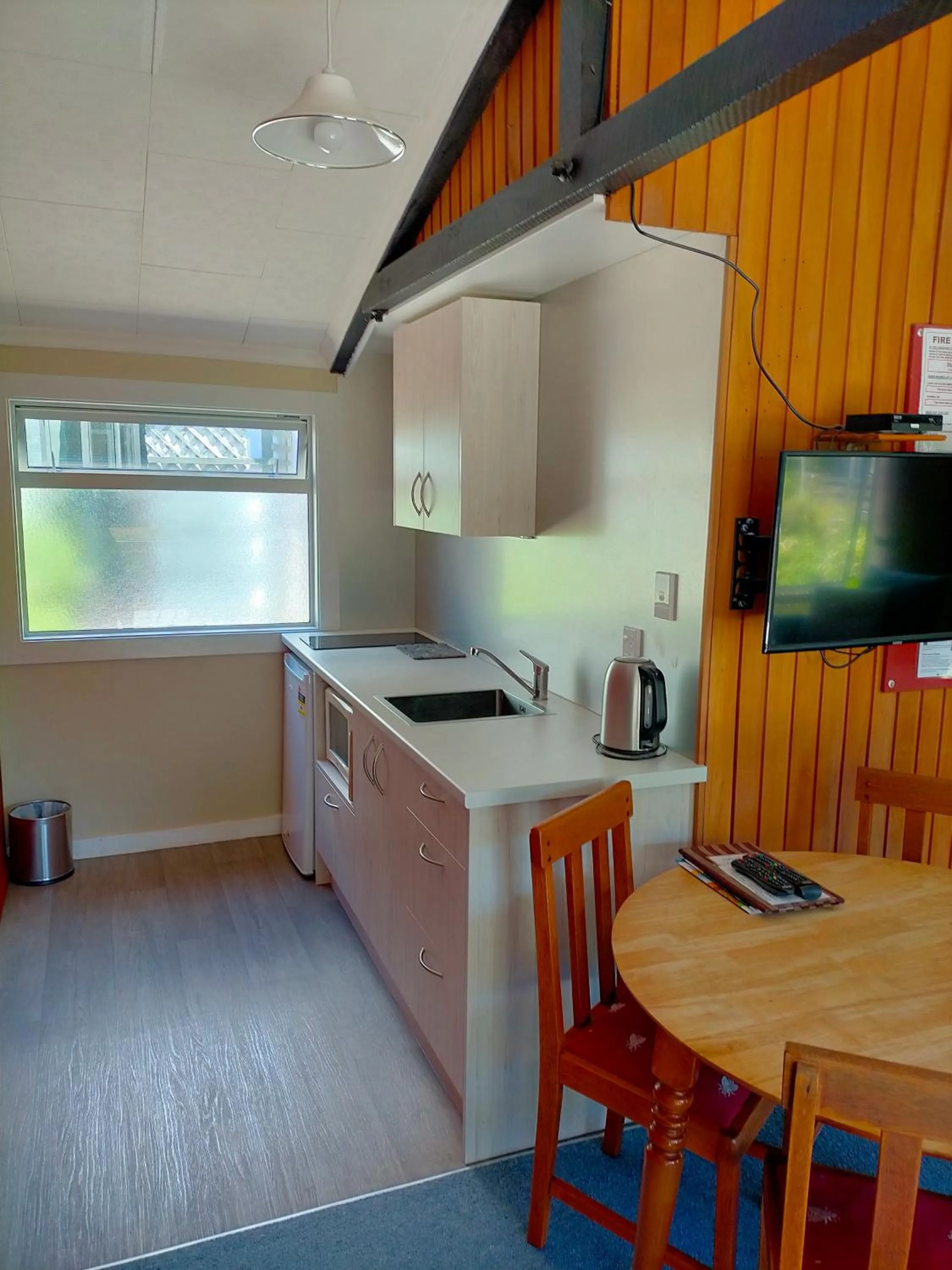 Kitchen or kitchenette in Arthur's Pass Alpine Motel