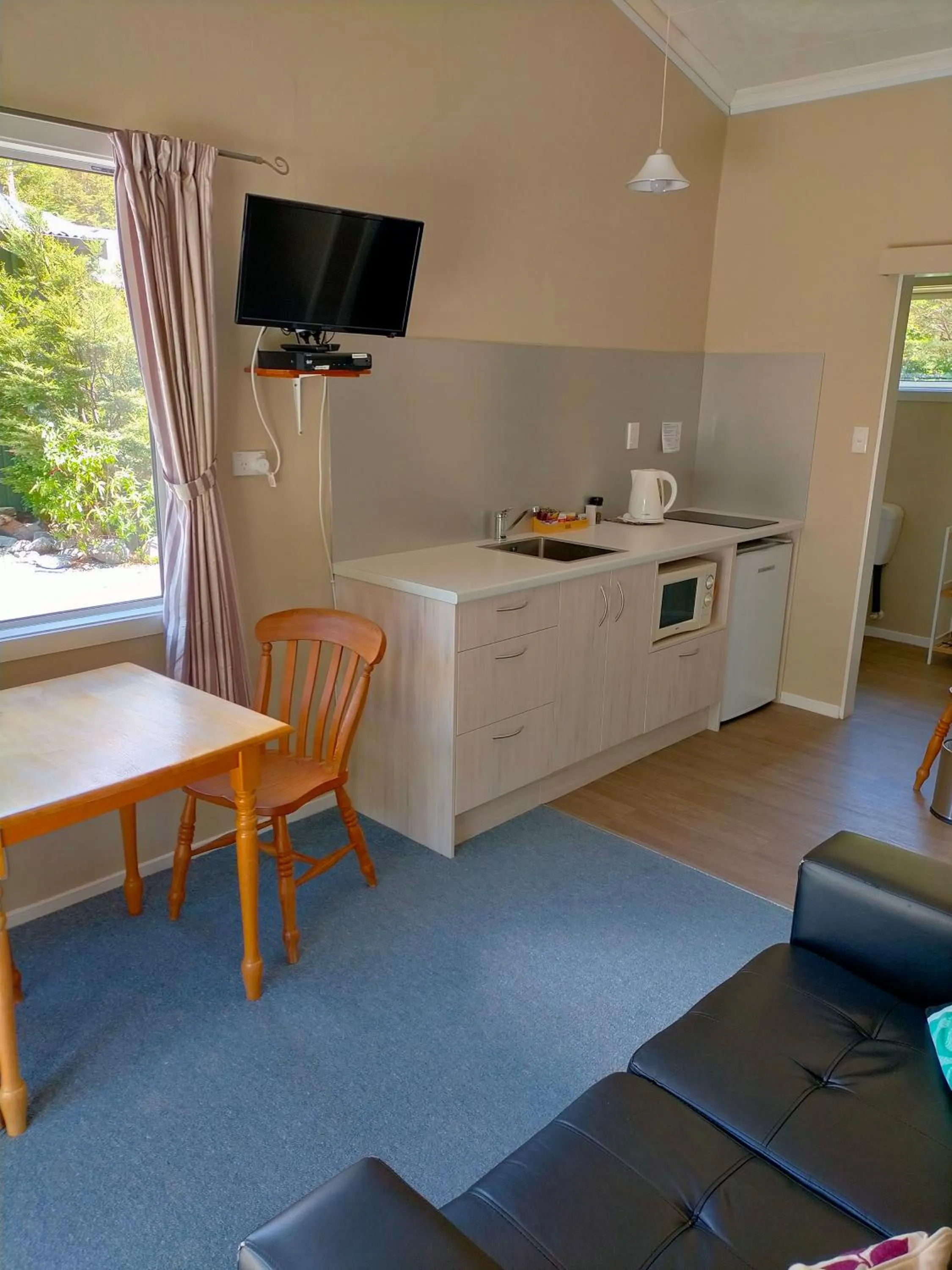 Kitchen or kitchenette in Arthur's Pass Alpine Motel