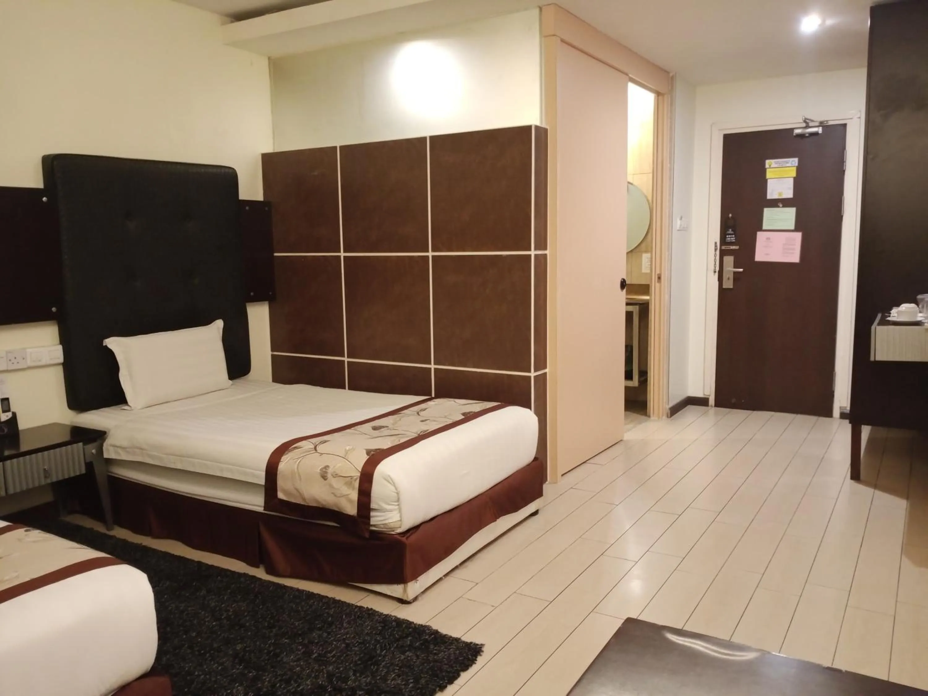 Photo of the whole room, Bed in Shervinton Executive Boutique Hotel