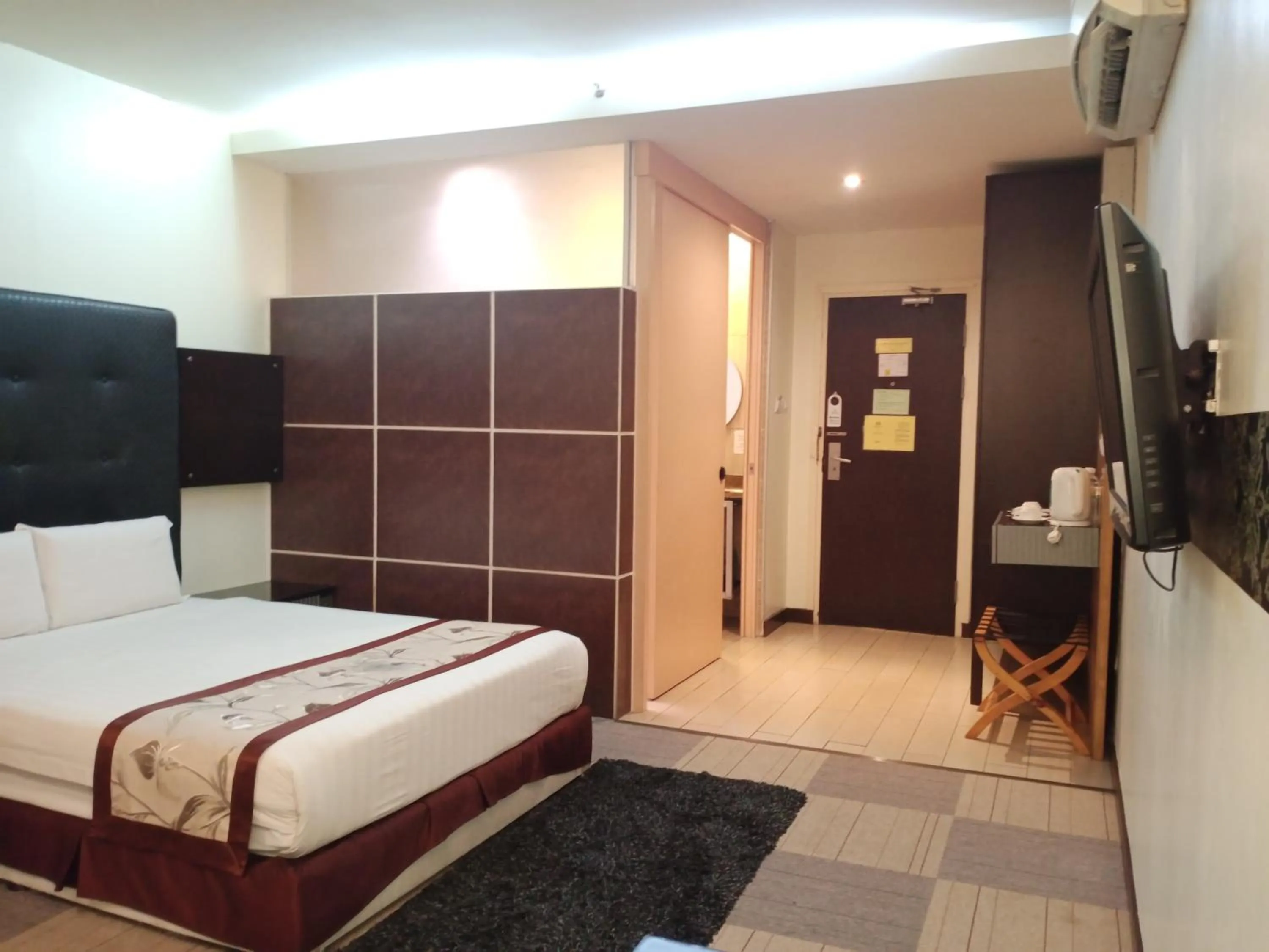 Photo of the whole room, Bed in Shervinton Executive Boutique Hotel