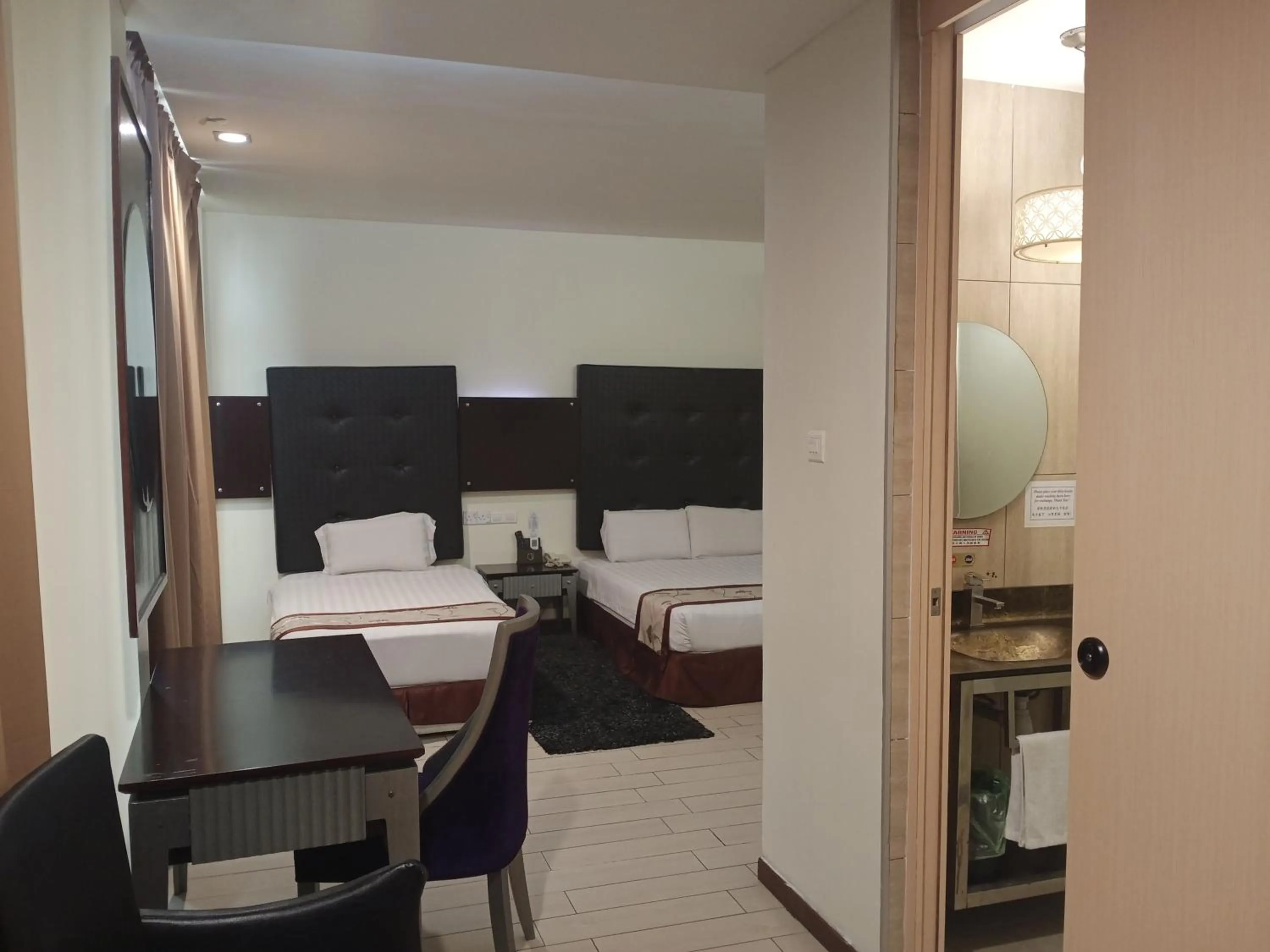 Photo of the whole room, Bed in Shervinton Executive Boutique Hotel