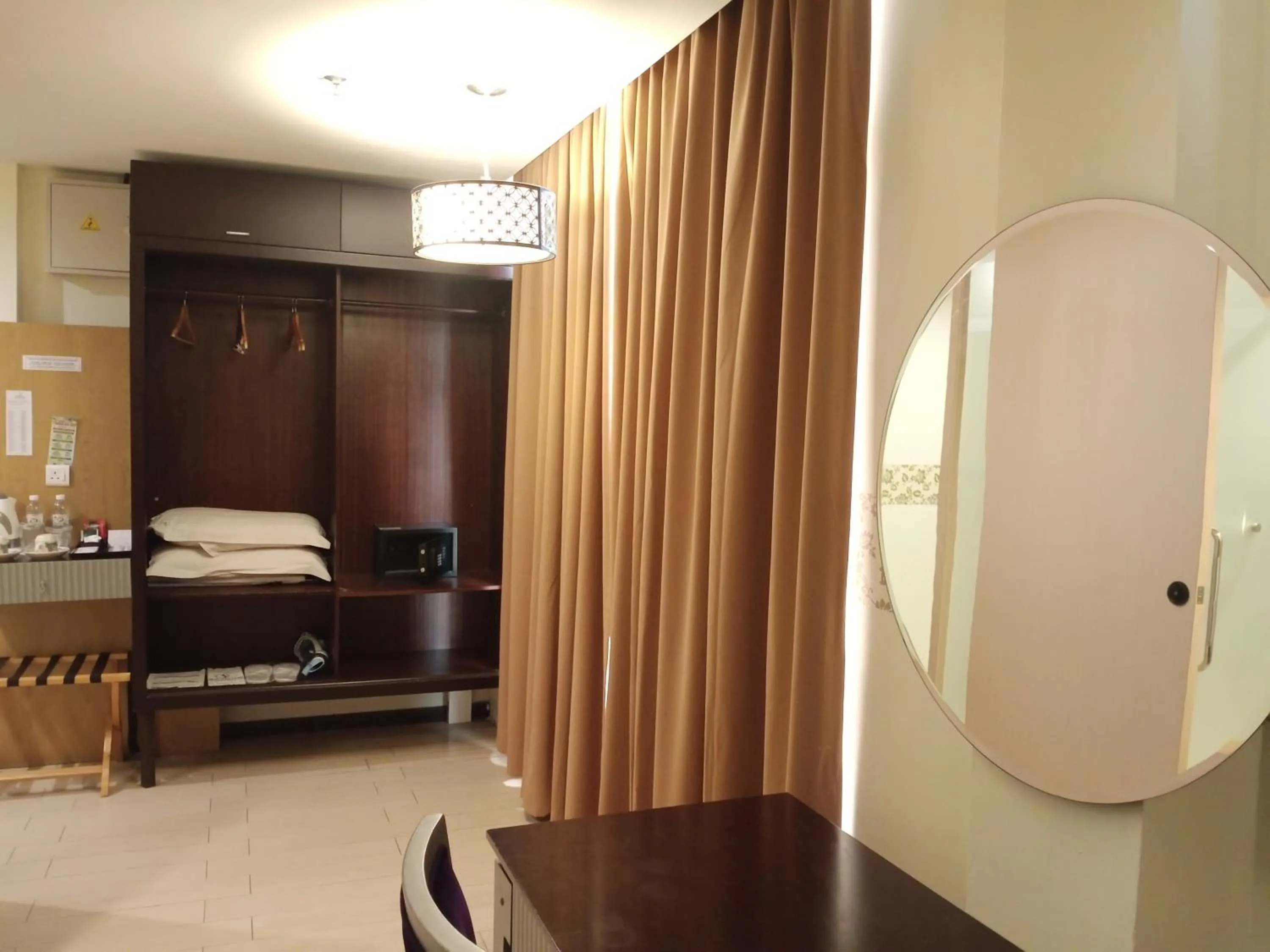 wardrobe, Bed in Shervinton Executive Boutique Hotel