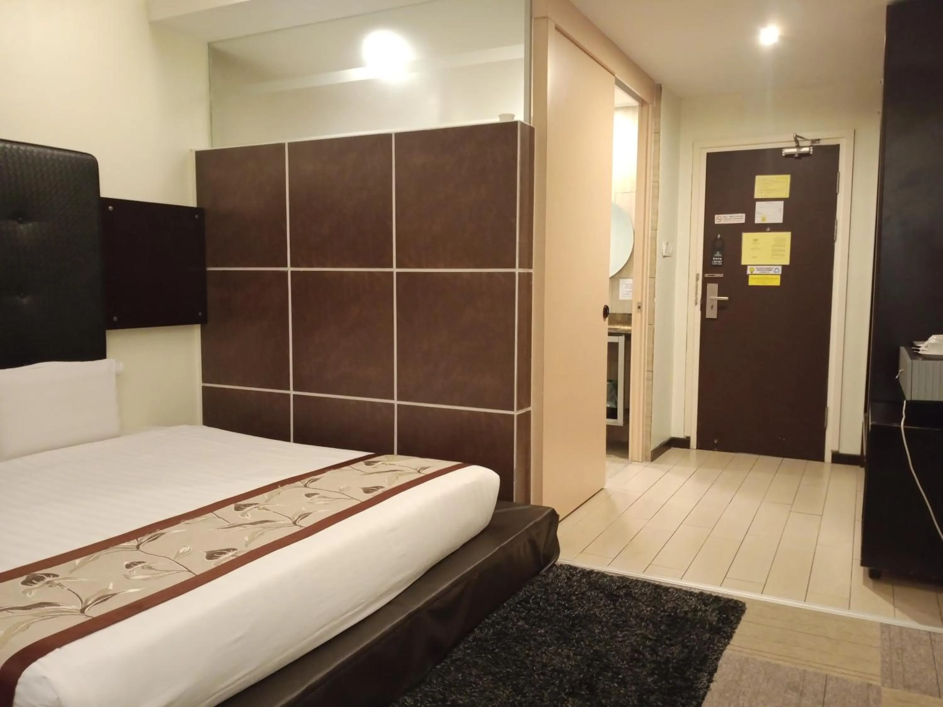 Photo of the whole room, Bed in Shervinton Executive Boutique Hotel