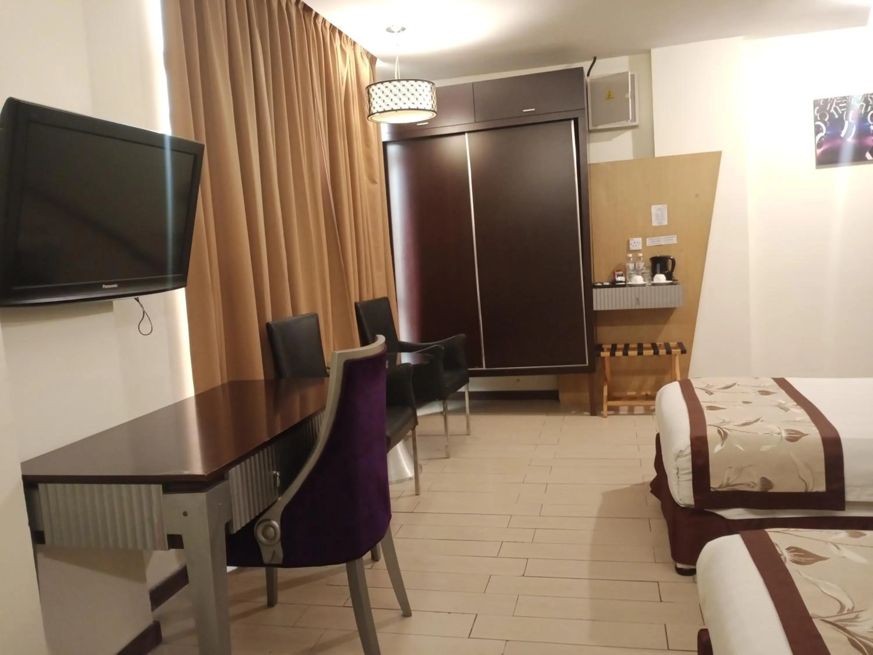 Photo of the whole room, Bed in Shervinton Executive Boutique Hotel