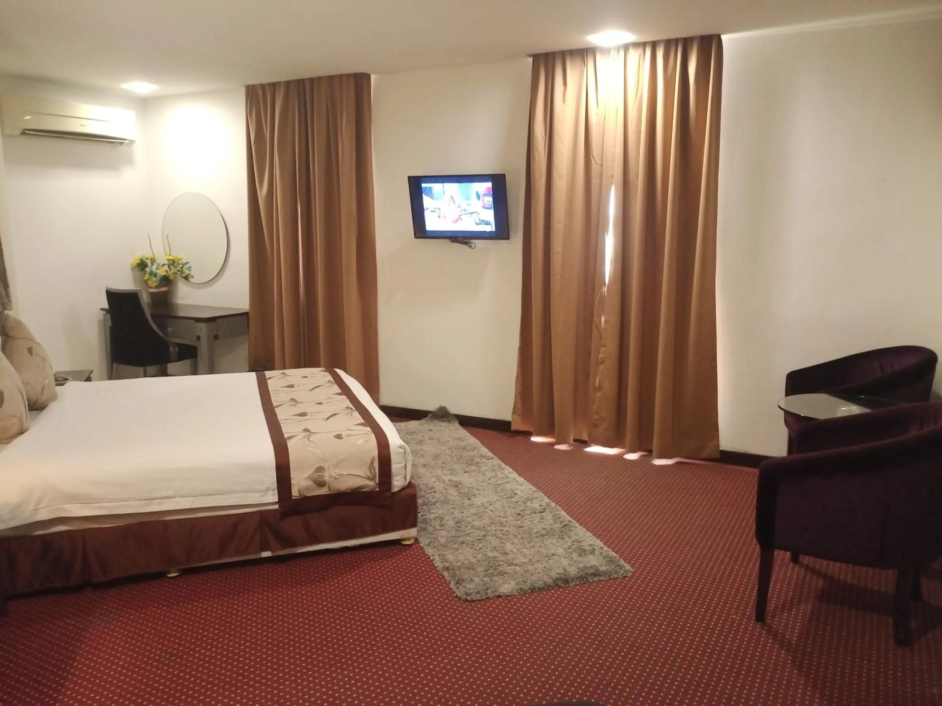 Seating area, Bed in Shervinton Executive Boutique Hotel