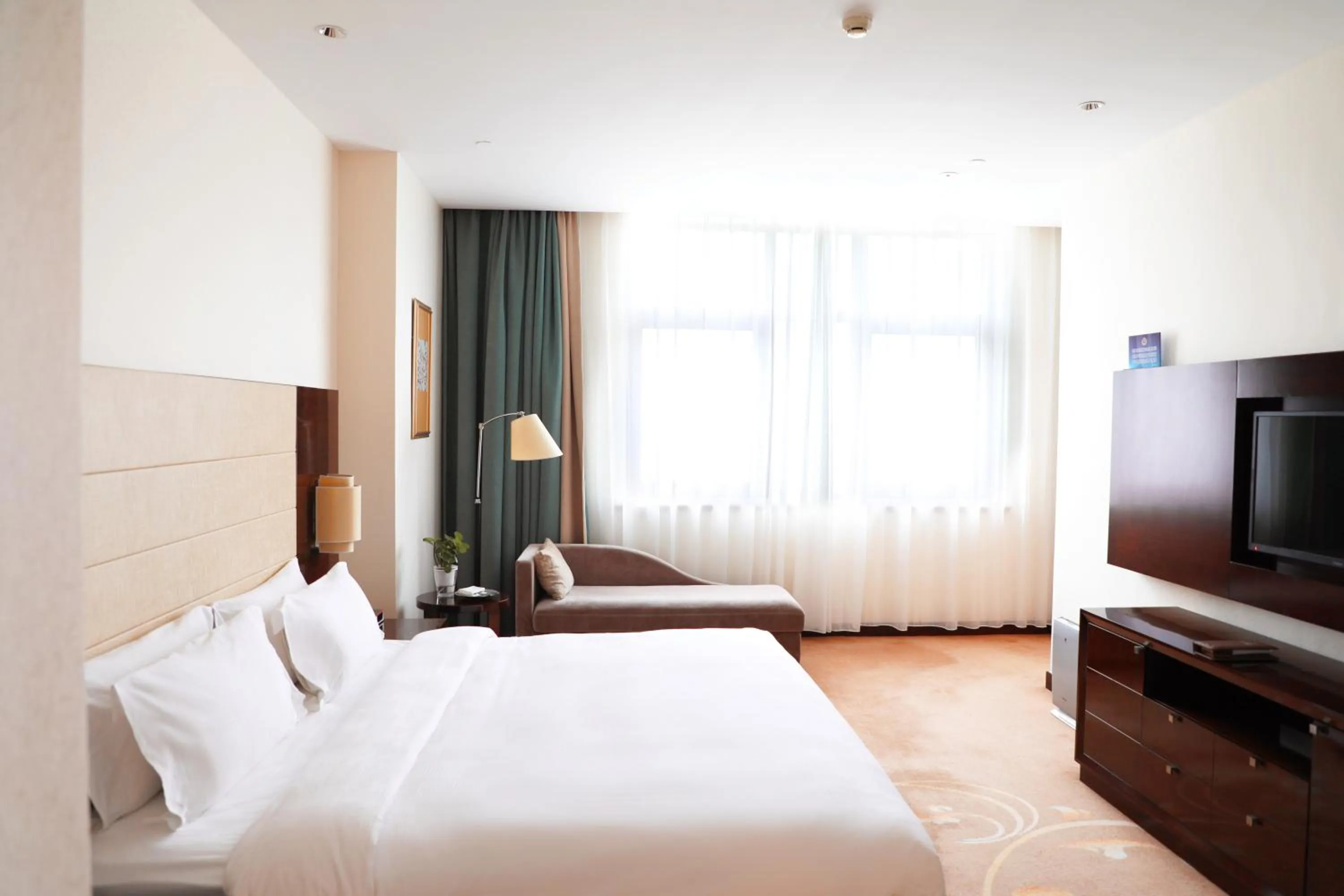 Photo of the whole room, Bed in Ritan Hotel Downtown Beijing