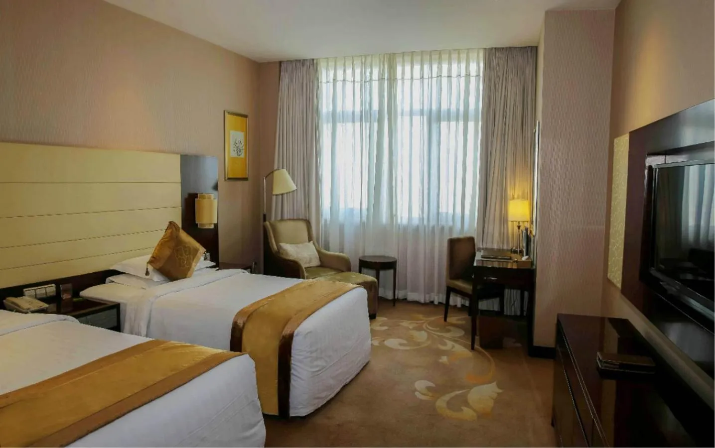 Bed in Ritan Hotel Downtown Beijing