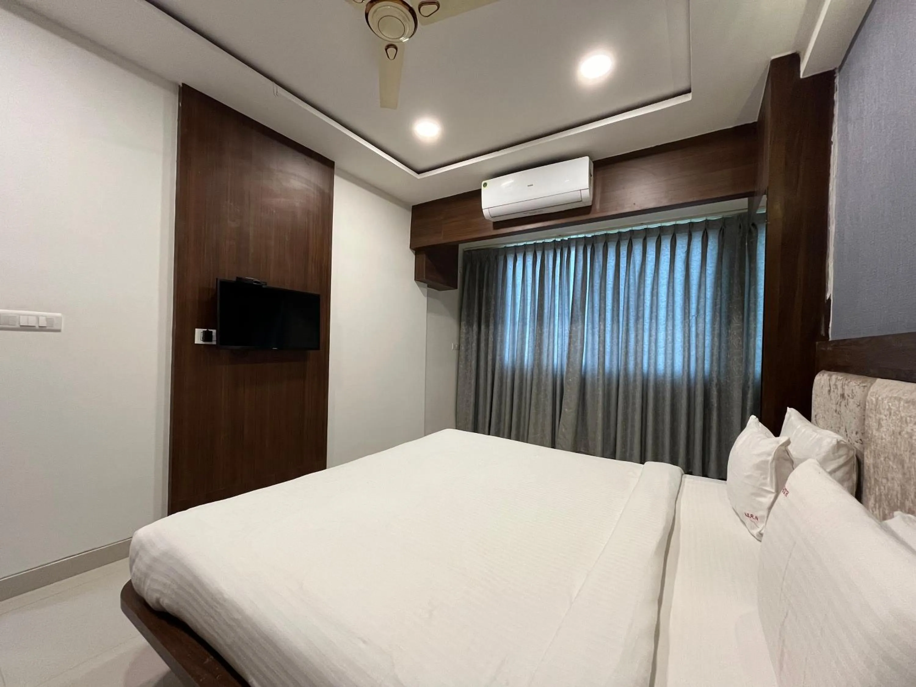 Bed in Hotel Shri Radha Nikunj - Opposite Prem Mandir