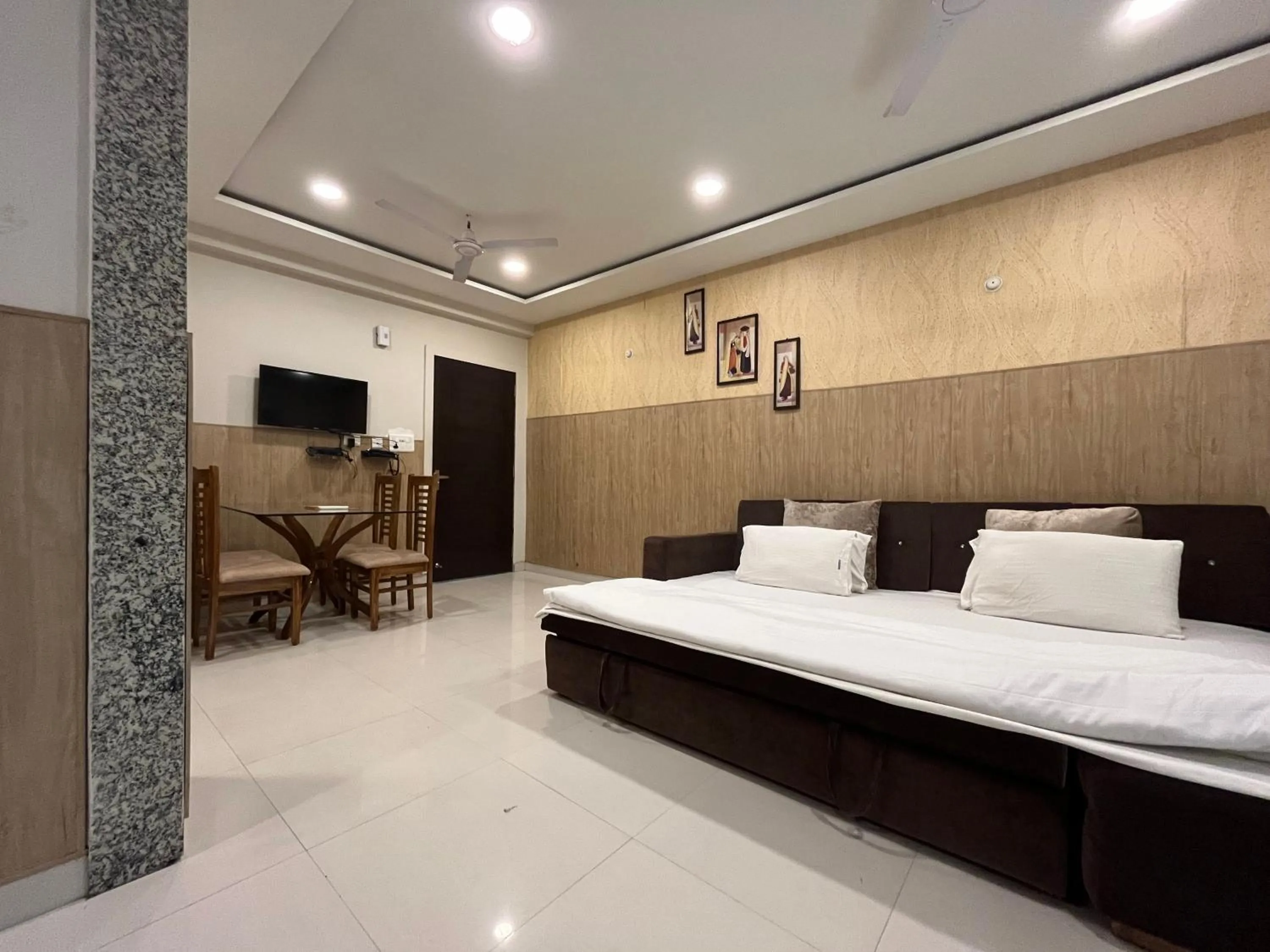 Bed in Hotel Shri Radha Nikunj - Opposite Prem Mandir