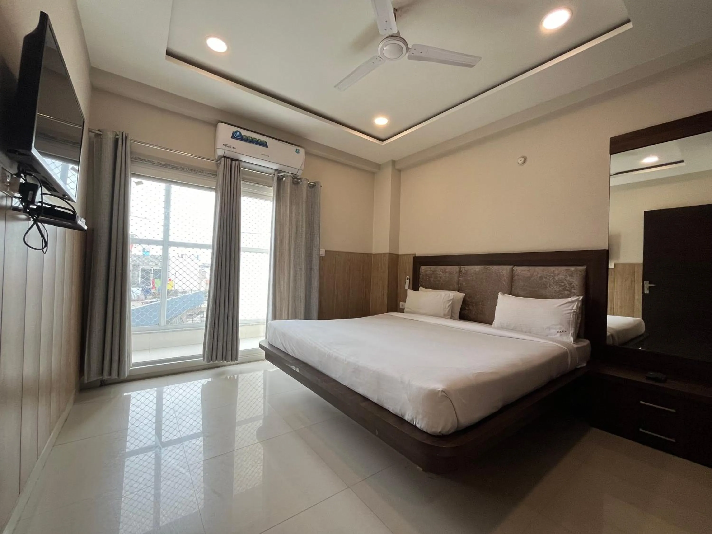 Bed in Hotel Shri Radha Nikunj - Opposite Prem Mandir