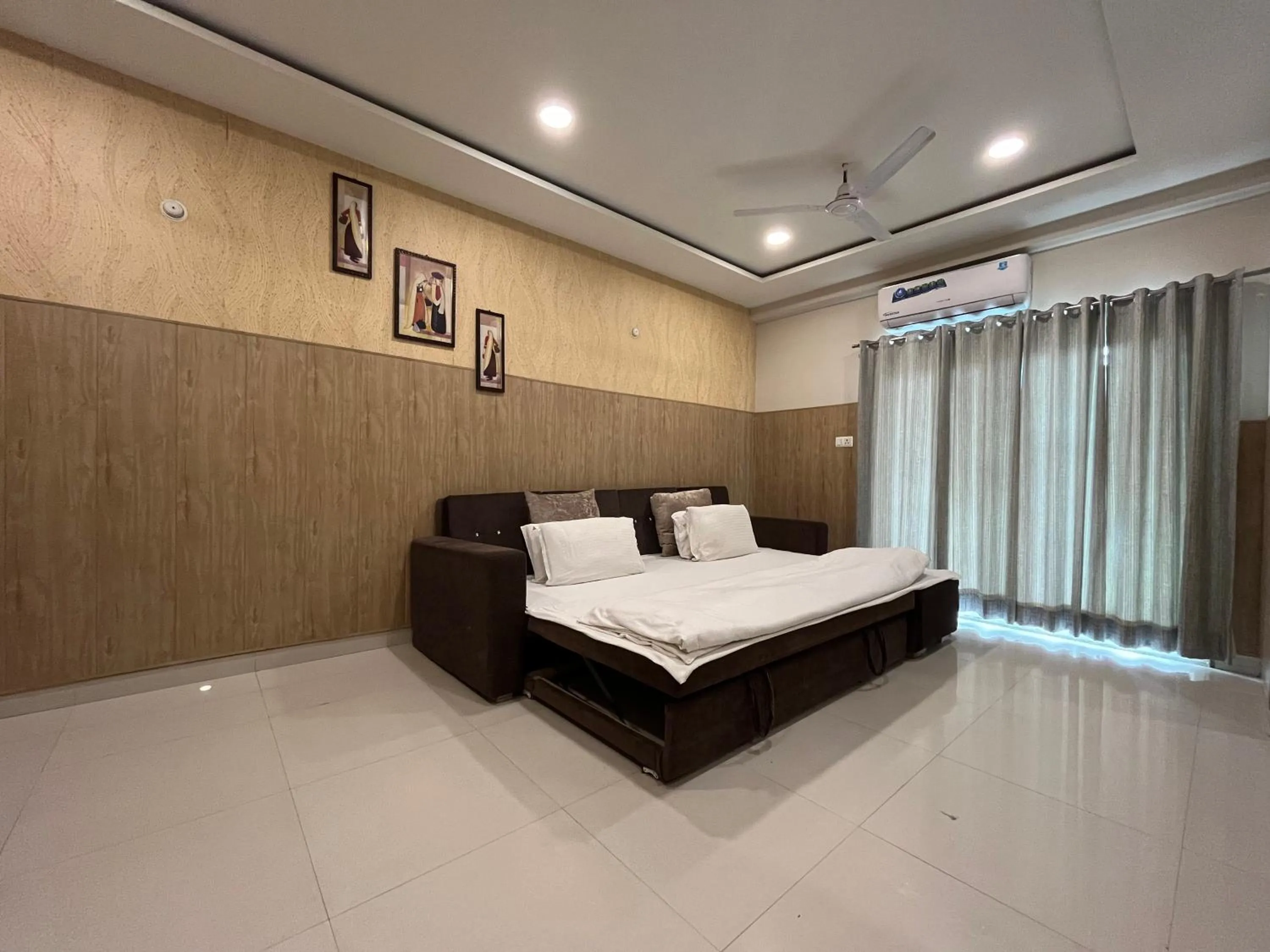 Bed in Hotel Shri Radha Nikunj - Opposite Prem Mandir