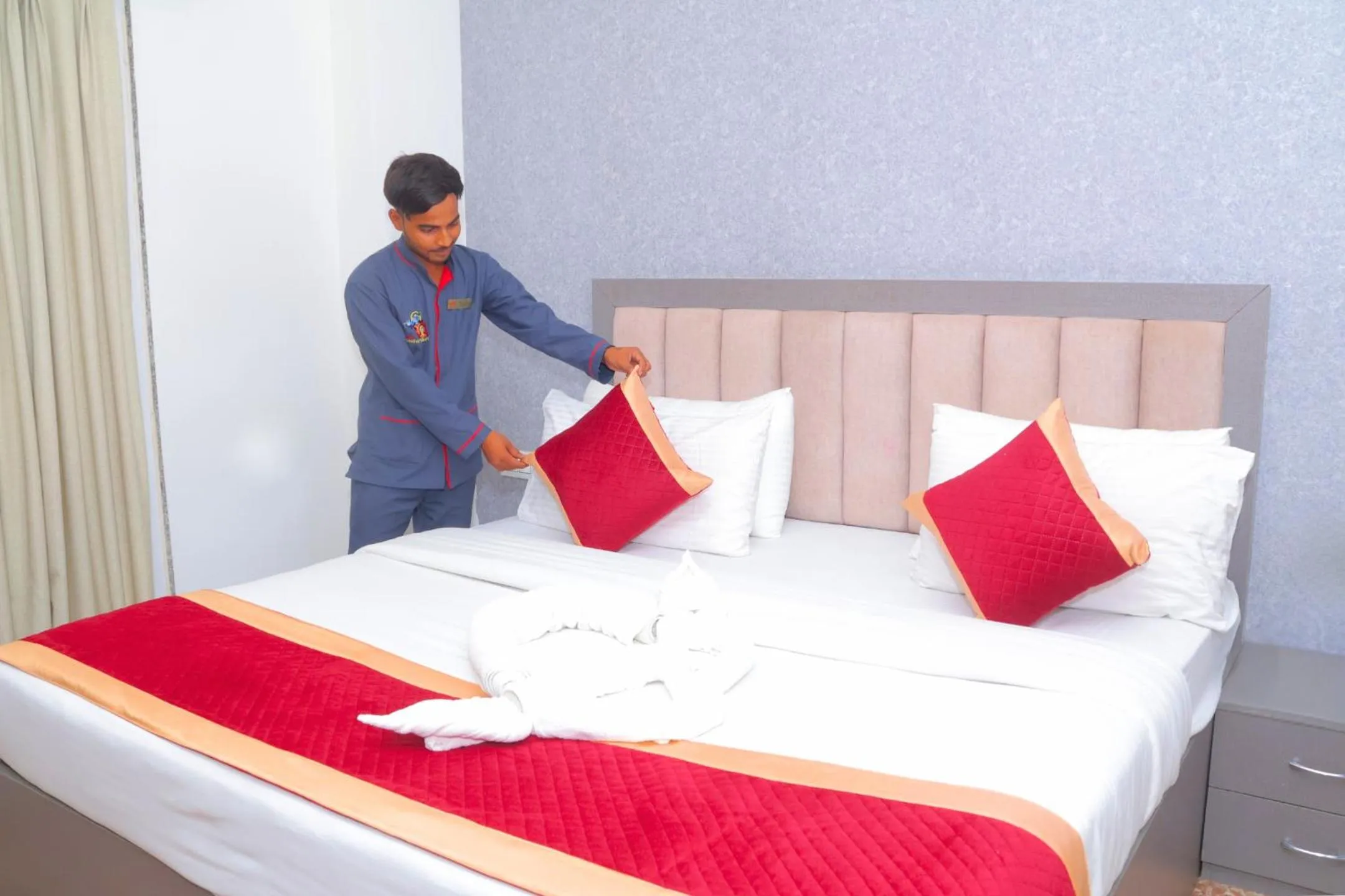 Bed in Hotel Shri Radha Nikunj - Opposite Prem Mandir