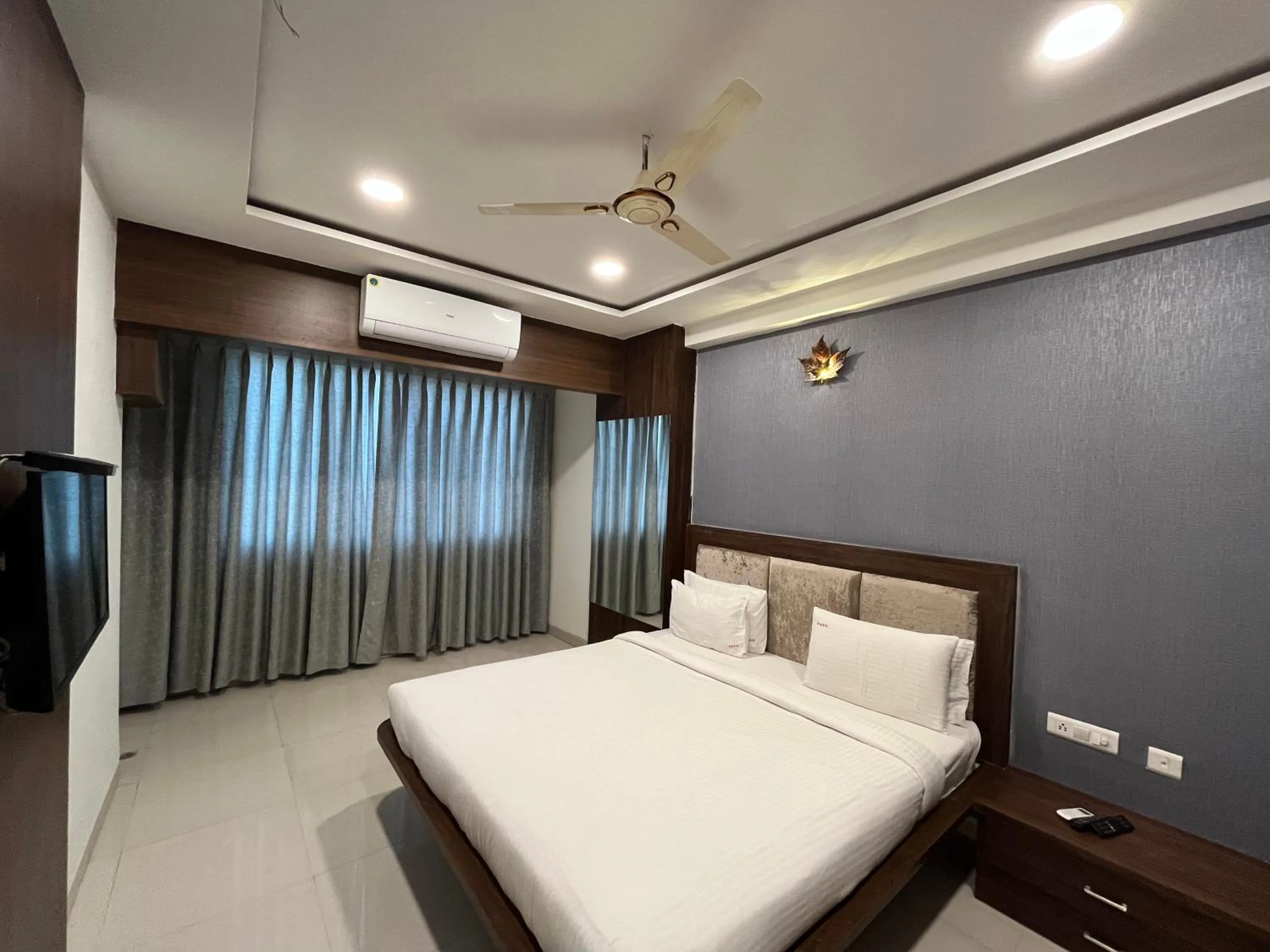 Bed in Hotel Shri Radha Nikunj - Opposite Prem Mandir