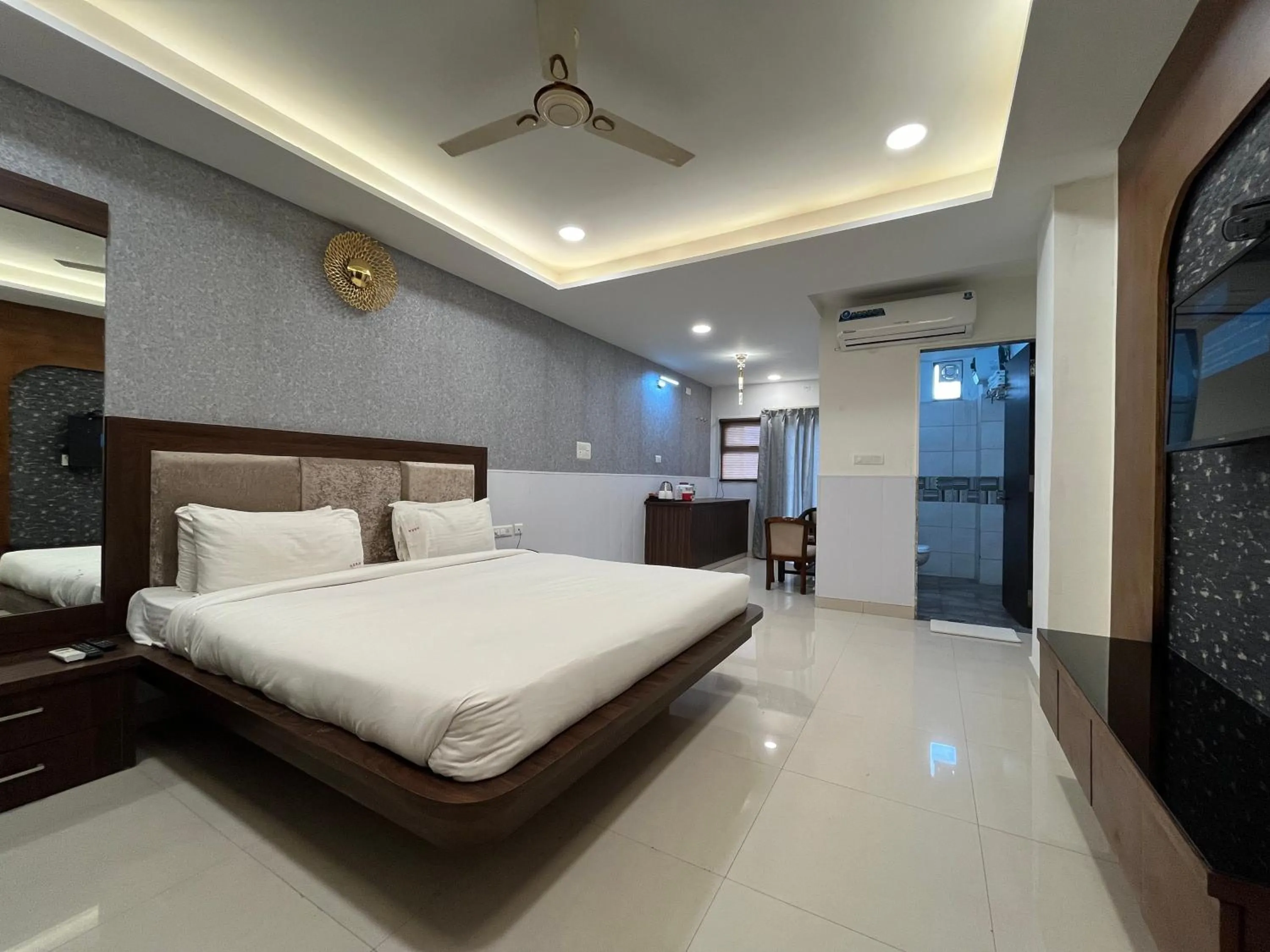 Bed in Hotel Shri Radha Nikunj - Opposite Prem Mandir