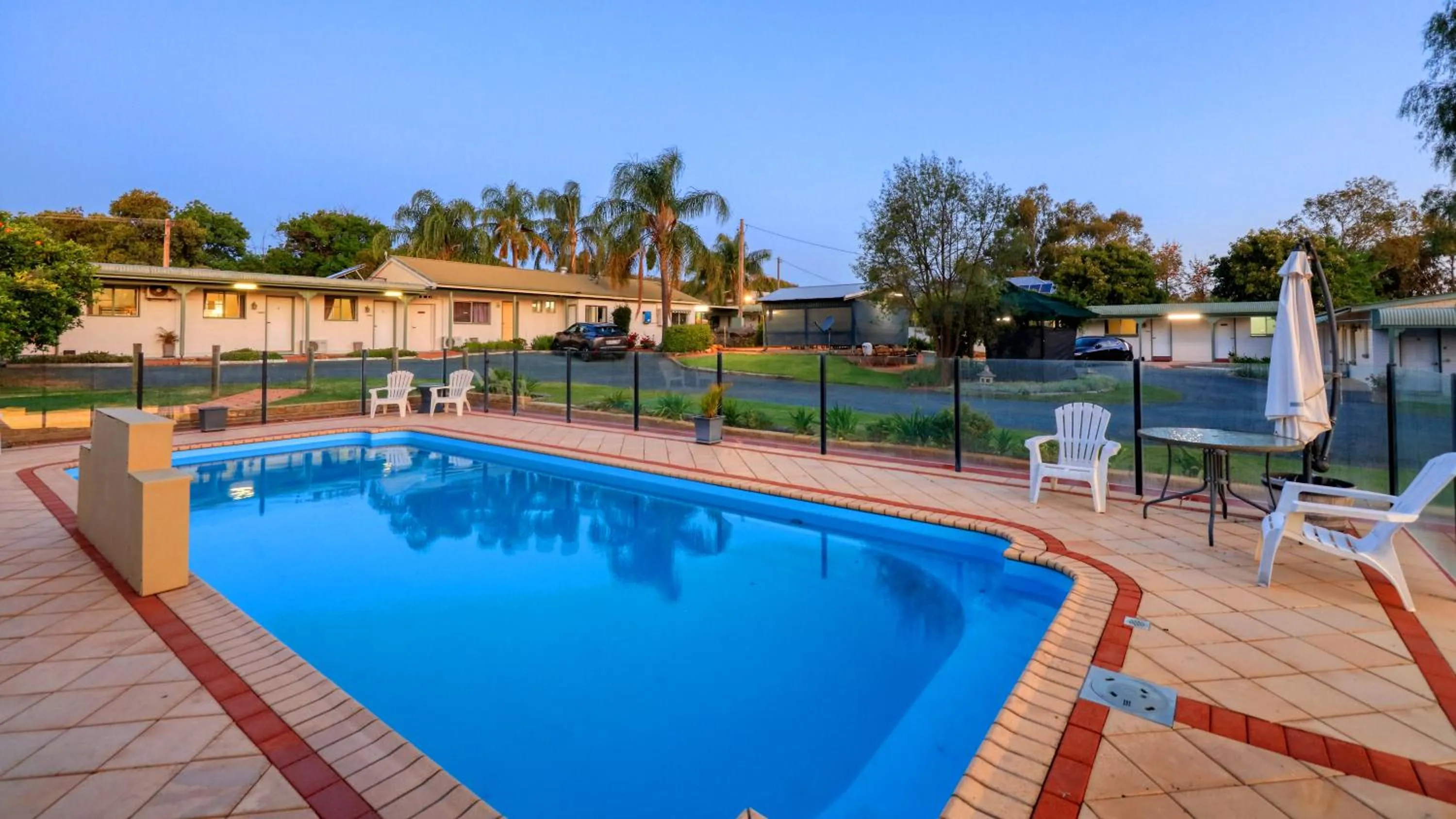 Swimming pool in Oasis Motel