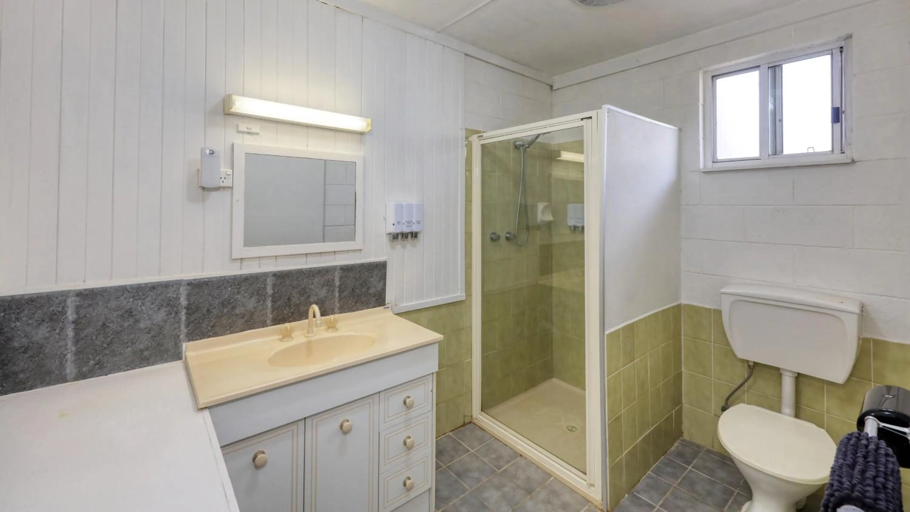 Bathroom in Oasis Motel