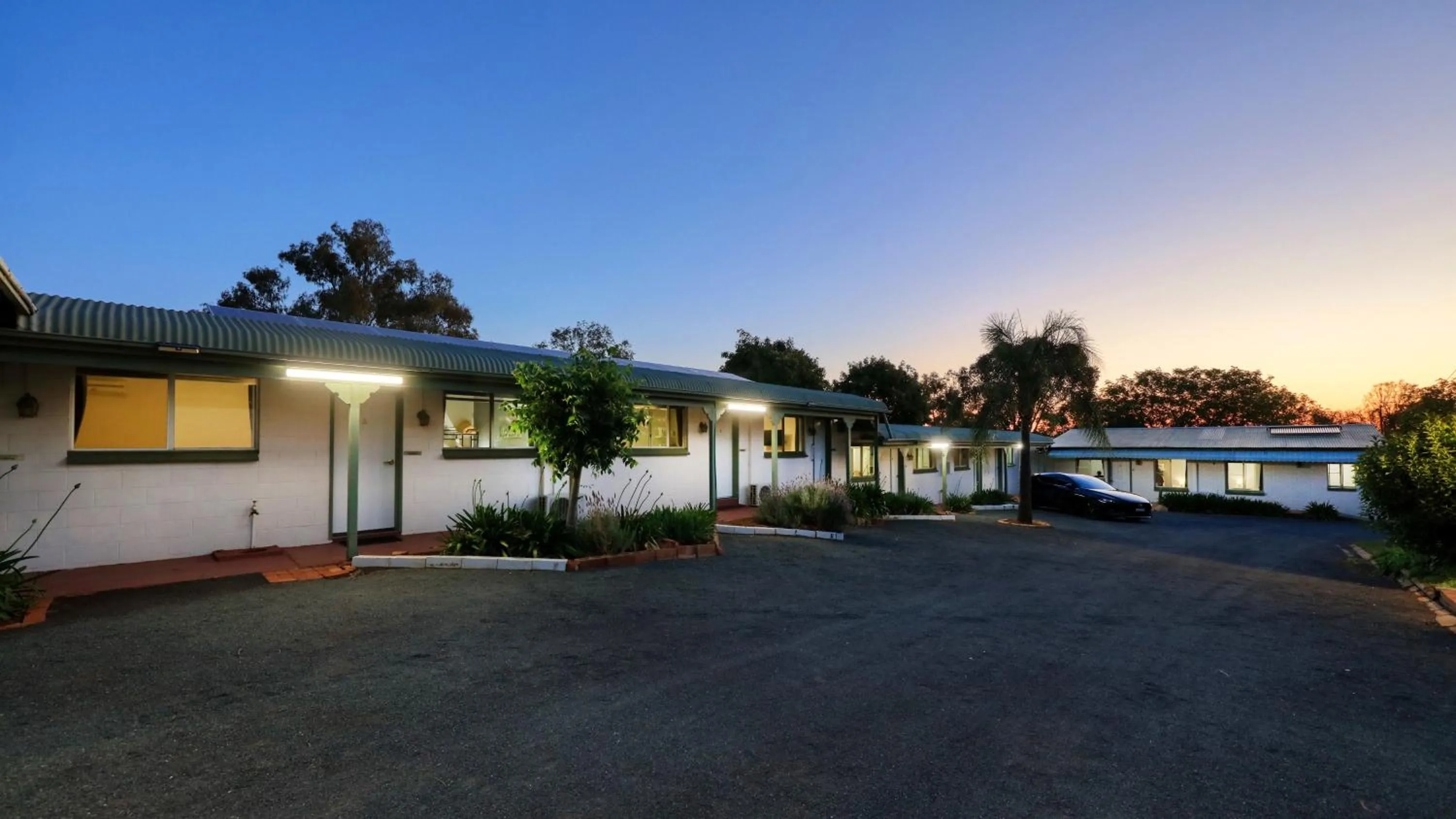 Property building in Oasis Motel