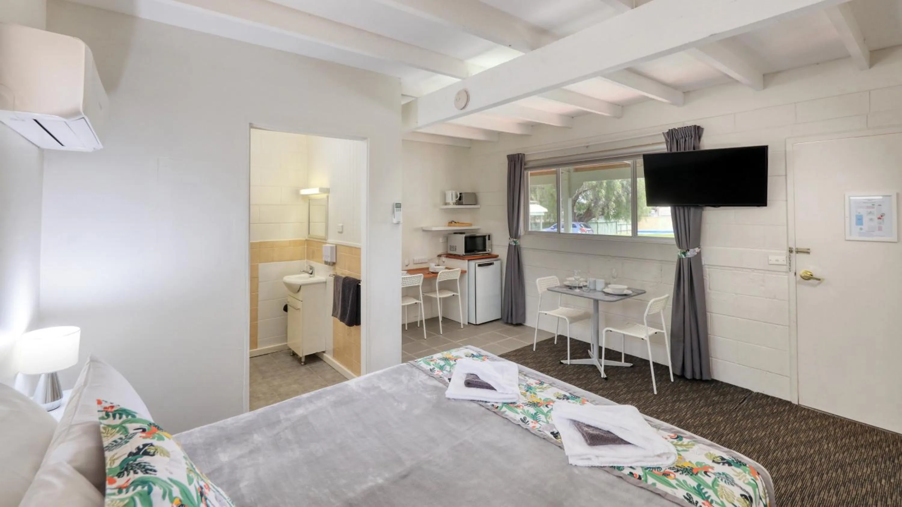 TV and multimedia, Bed in Oasis Motel