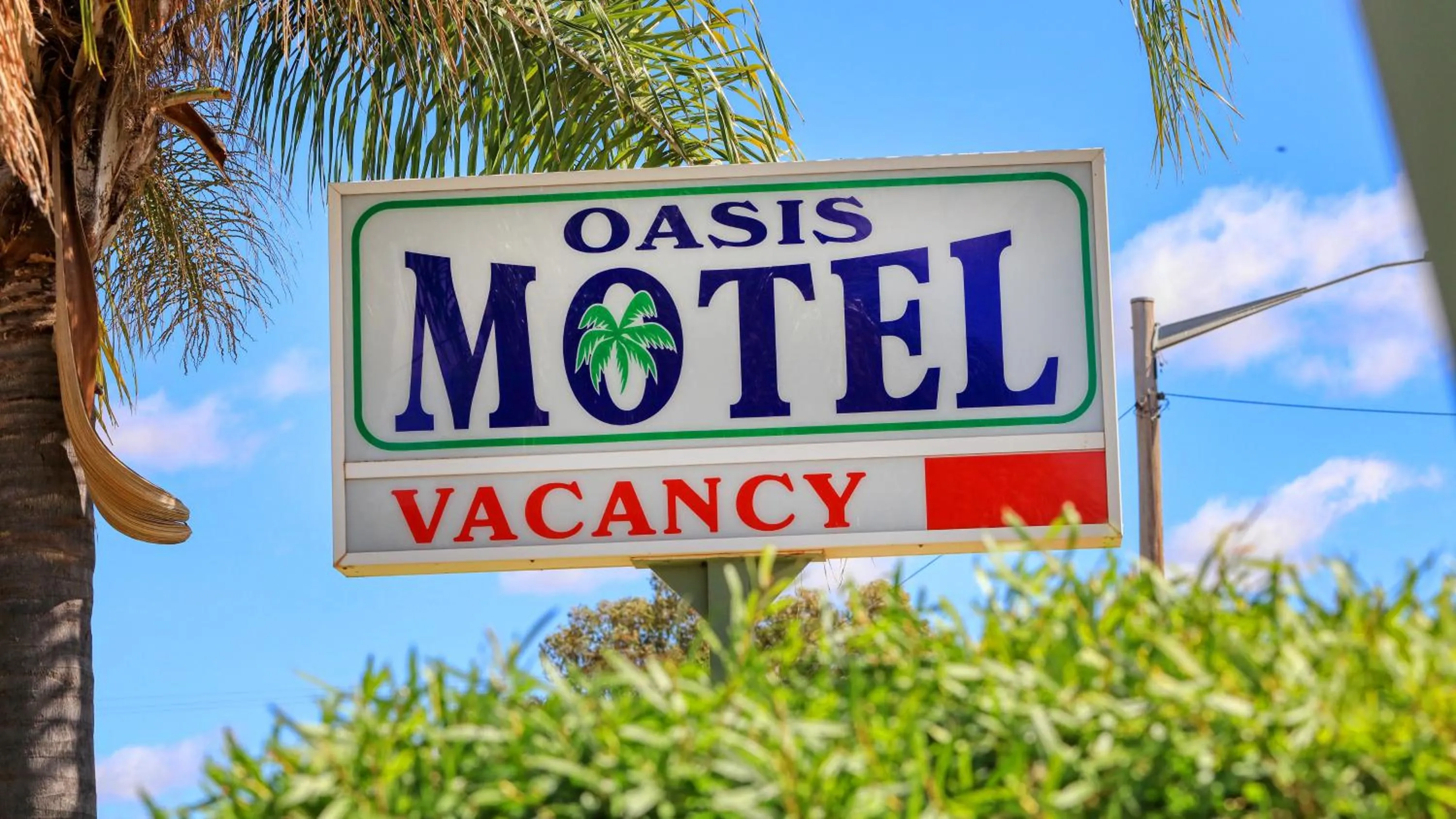 Logo/Certificate/Sign in Oasis Motel