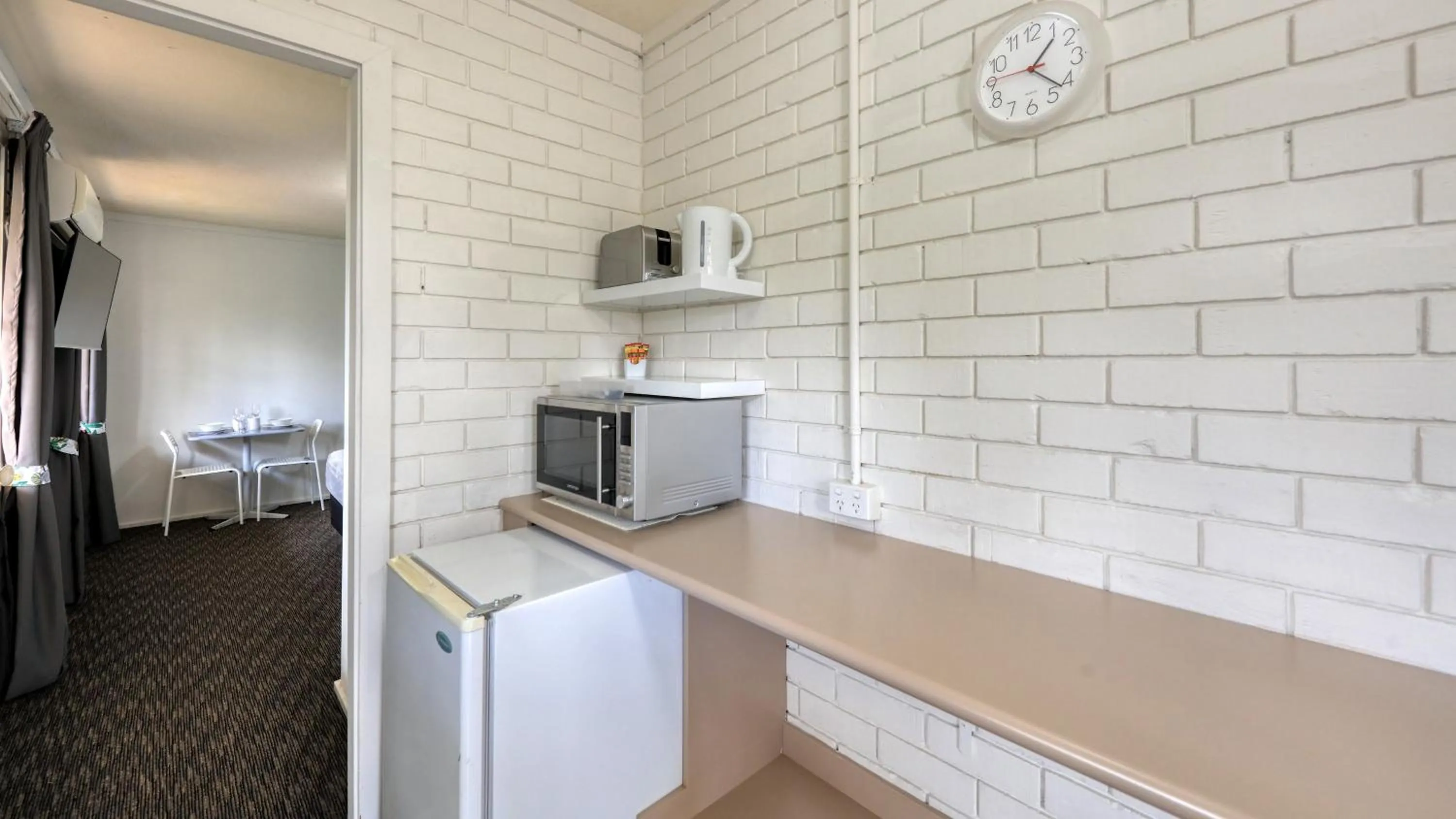 minibar in Oasis Motel