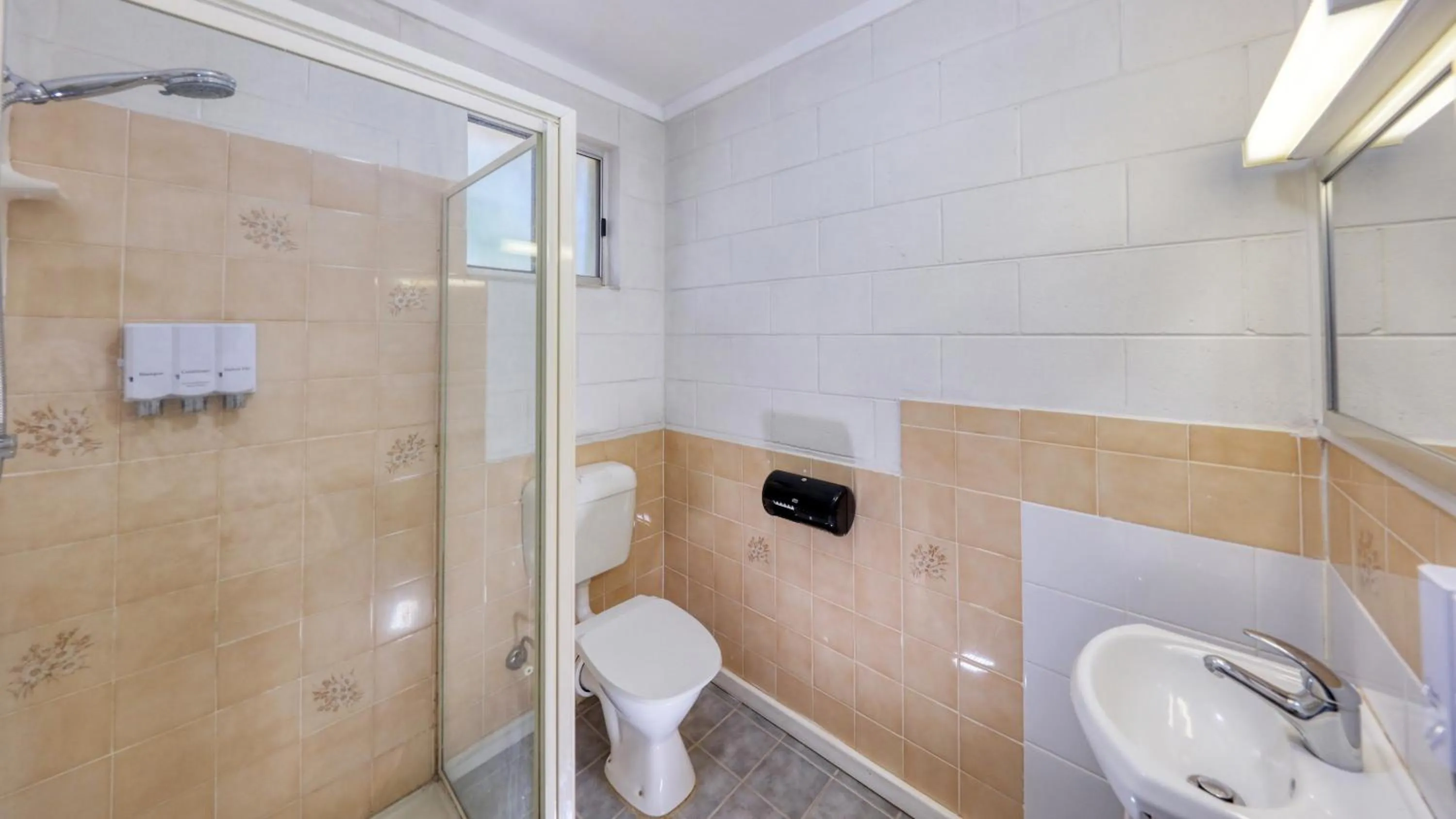 Bathroom in Oasis Motel