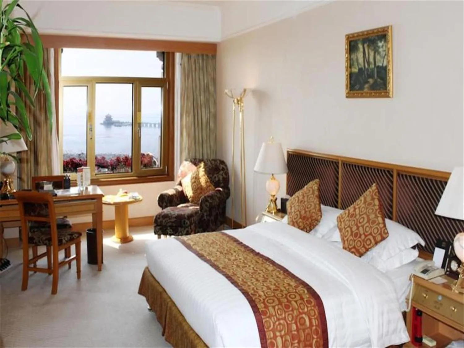 Bed in Qingdao Oceanwide Elite Hotel