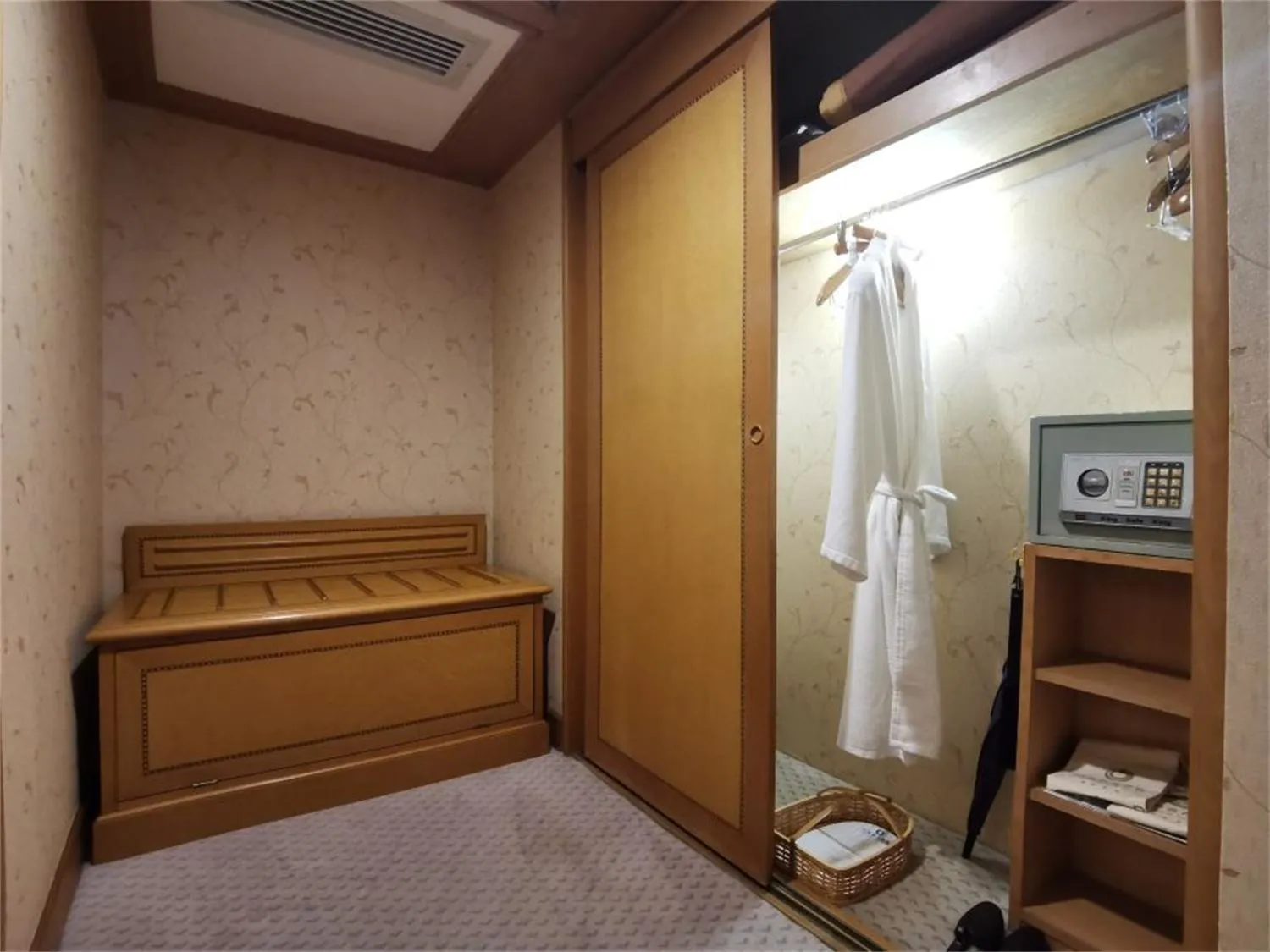 Bed in Qingdao Oceanwide Elite Hotel