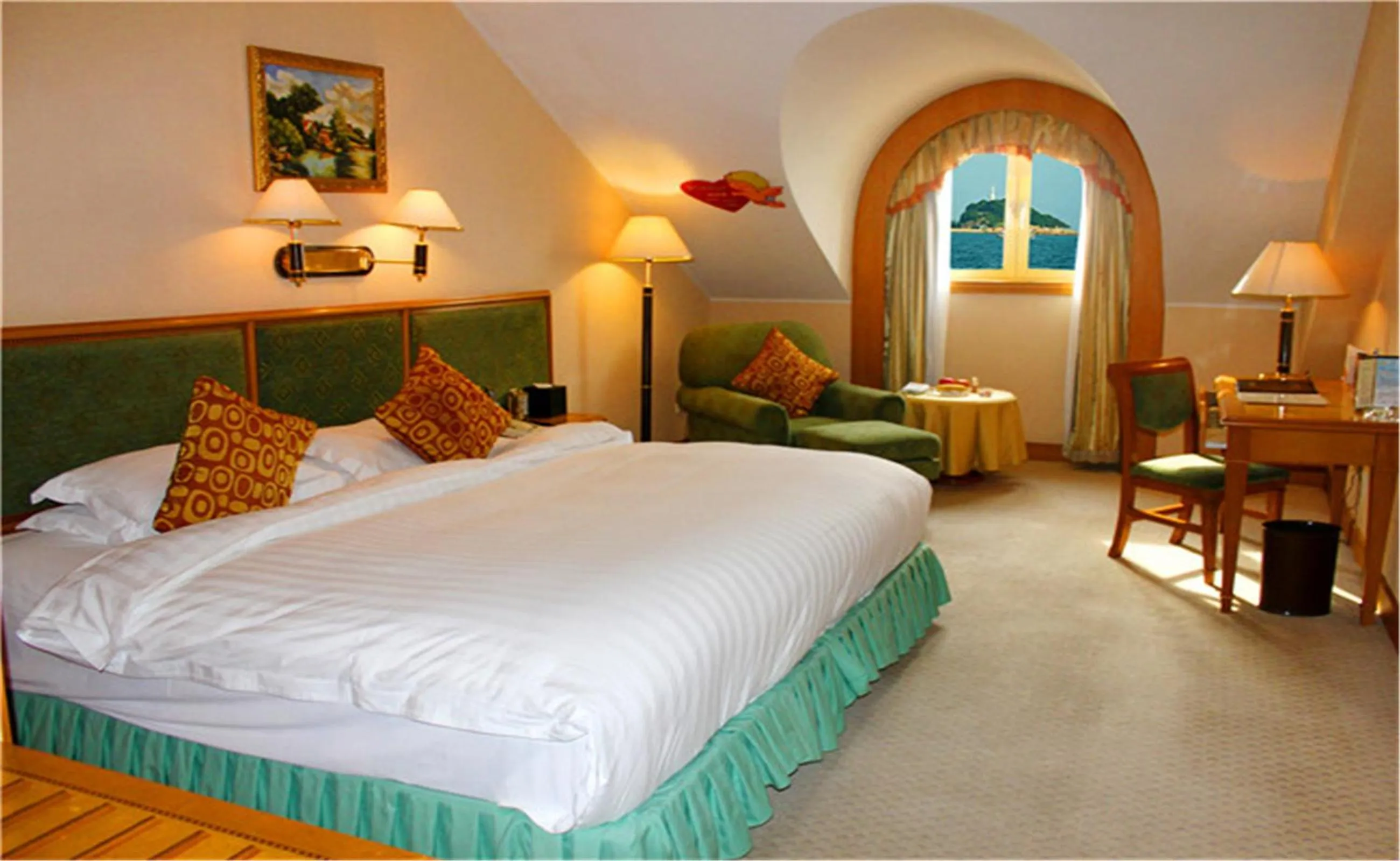 Bed in Qingdao Oceanwide Elite Hotel