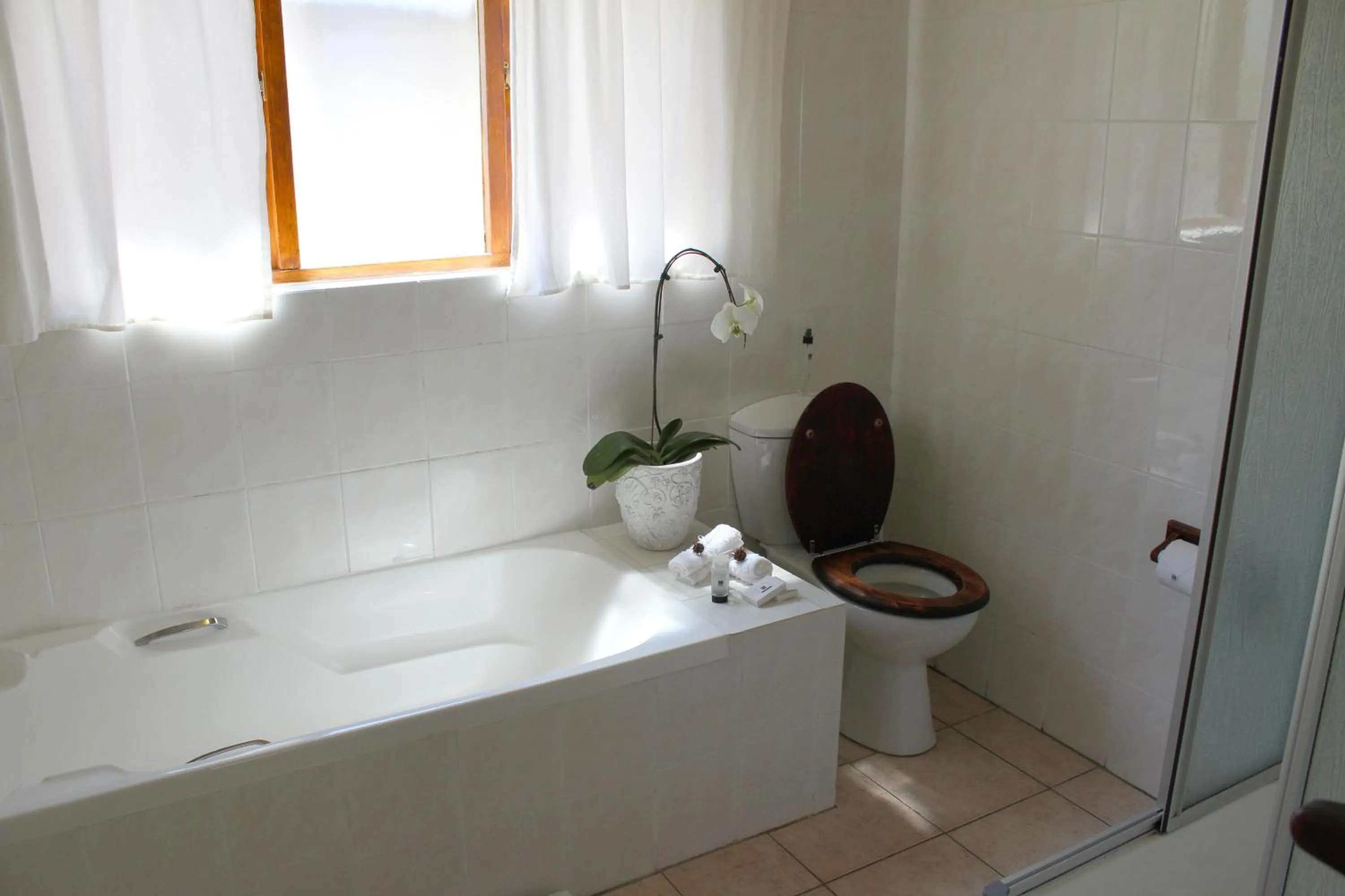 Bathroom in Blackwaters River Lodge, Knysna