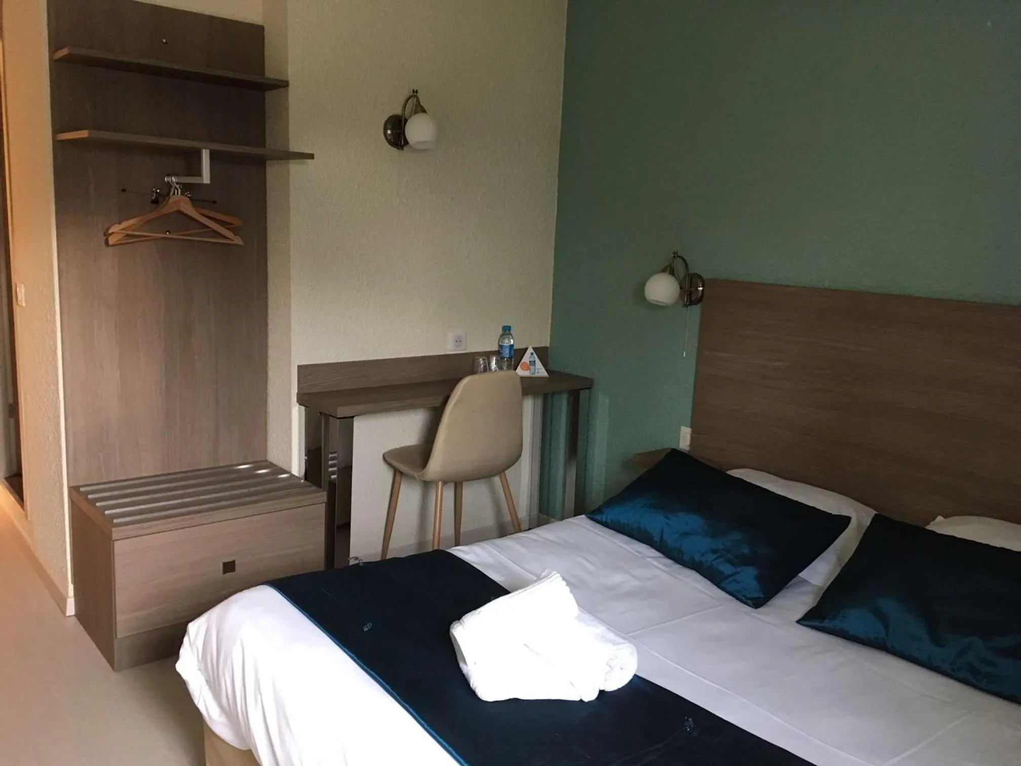 Bedroom, Bed in Brit Hotel Salon de Provence