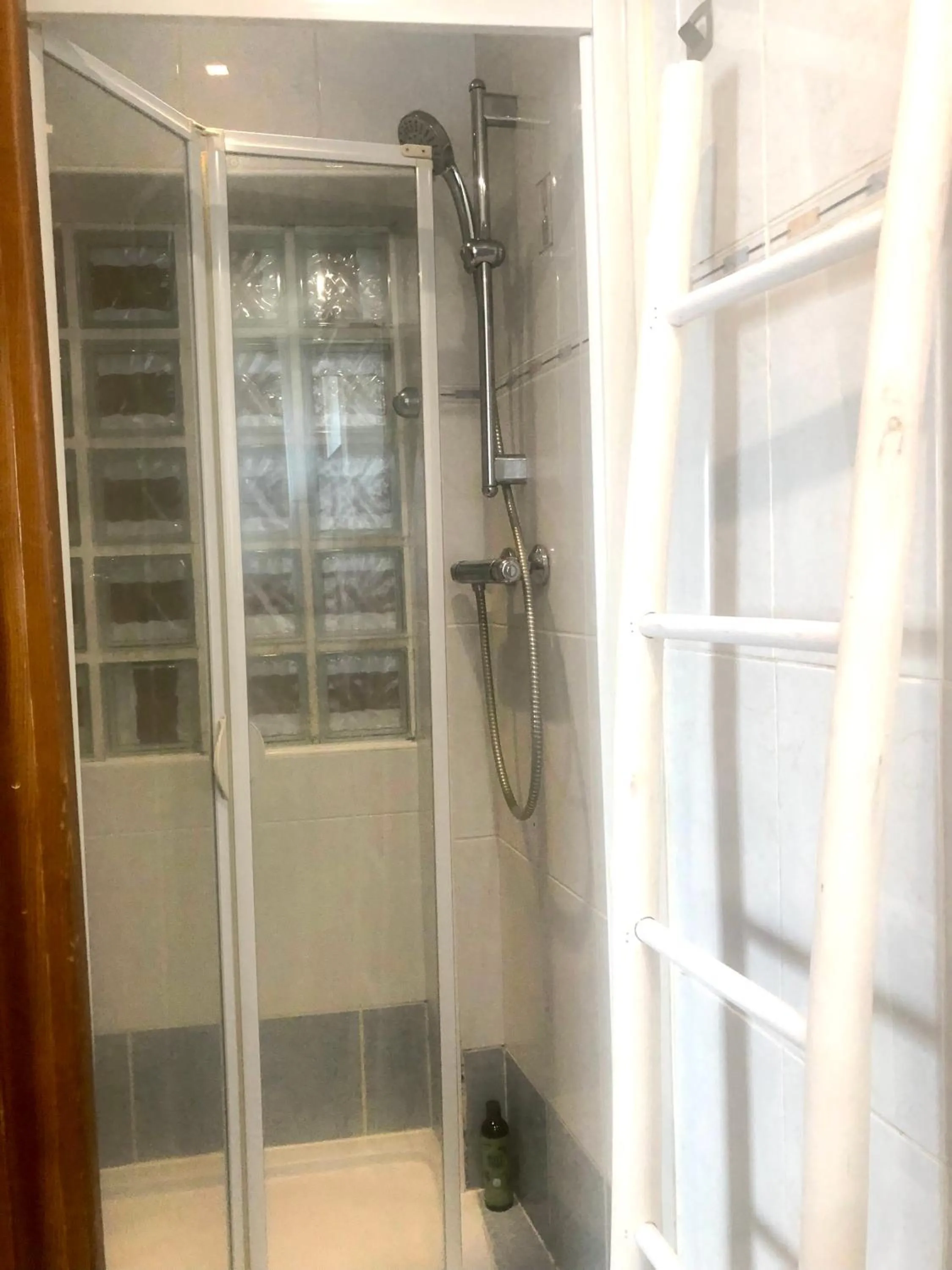 Shower in AUX DEUX CIGOGNES AMMERSCHWIHR