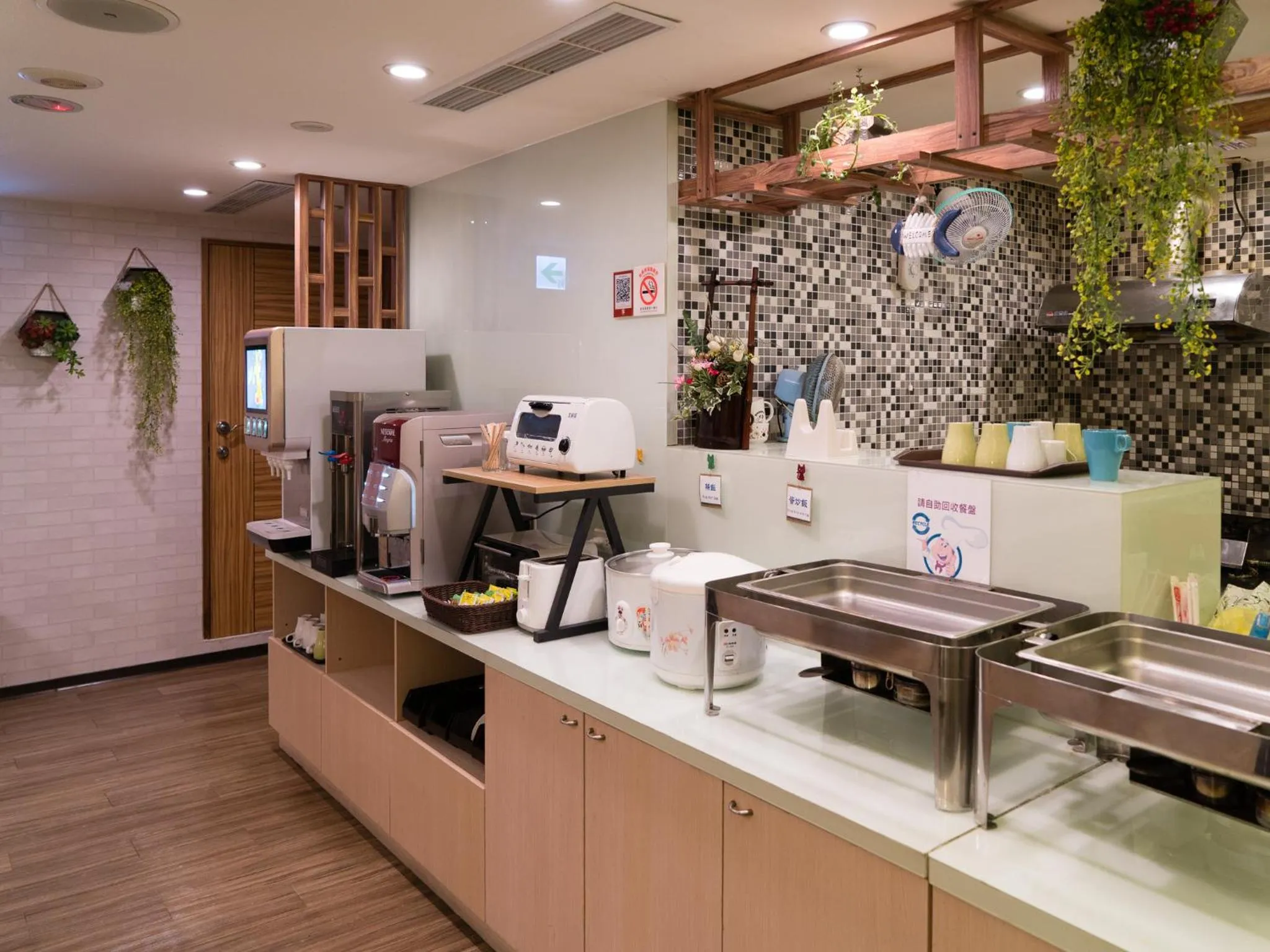 Restaurant/places to eat in E-House Hotel