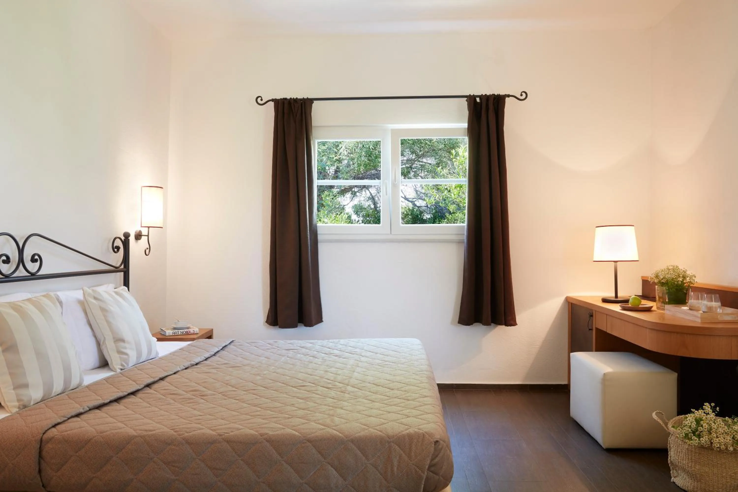 Bedroom, Bed in Hydra Beach Resort