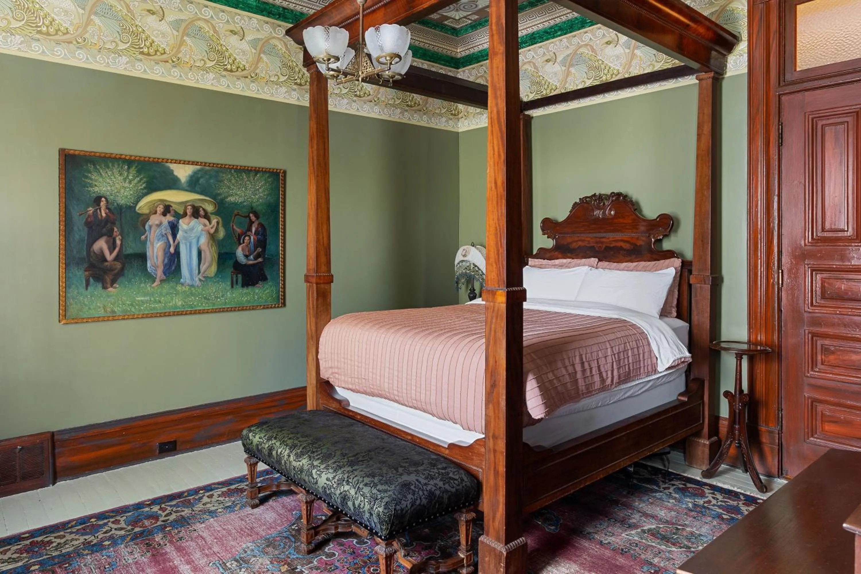 Bed in Chateau Tivoli Bed and Breakfast