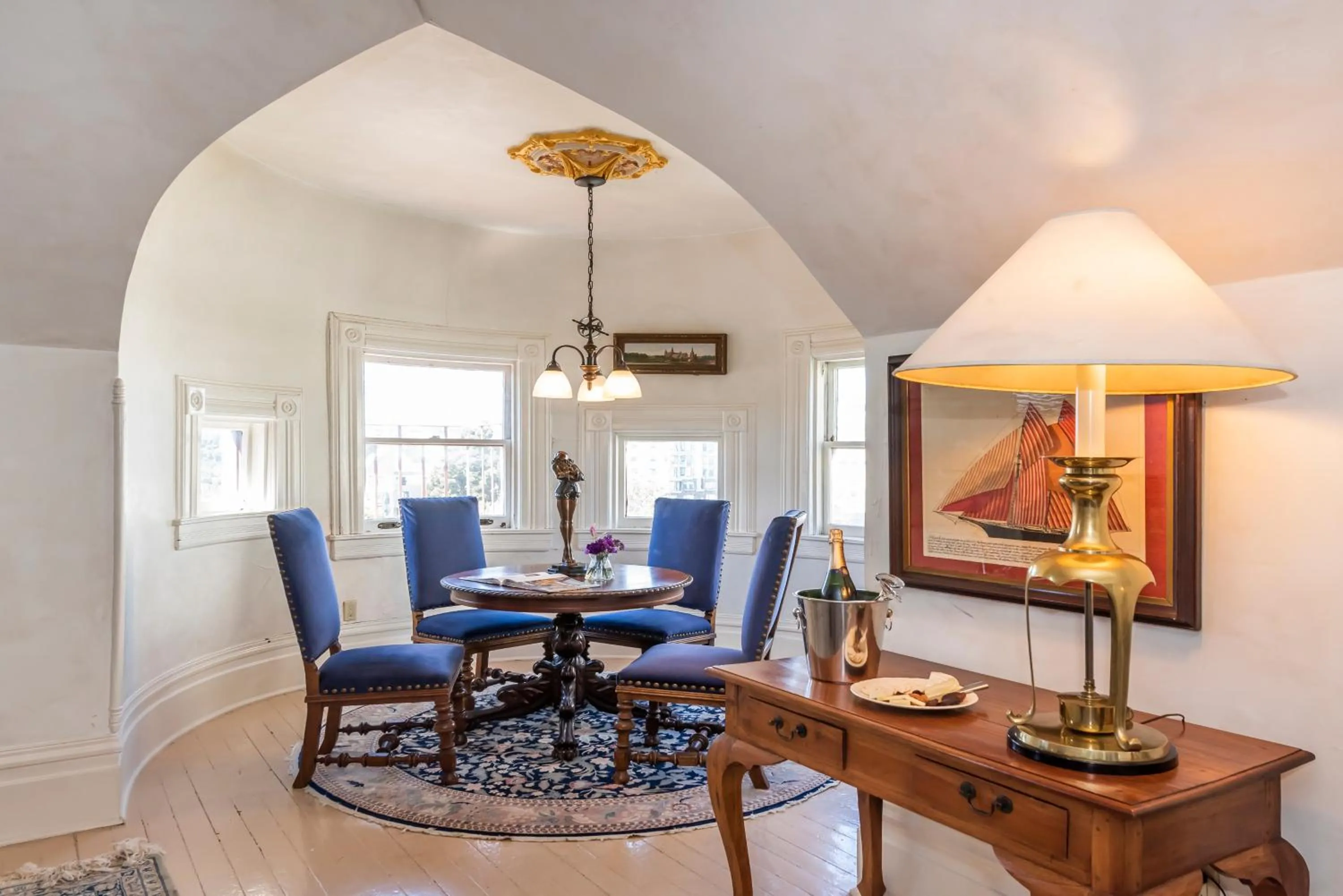 Seating area in Chateau Tivoli Bed and Breakfast