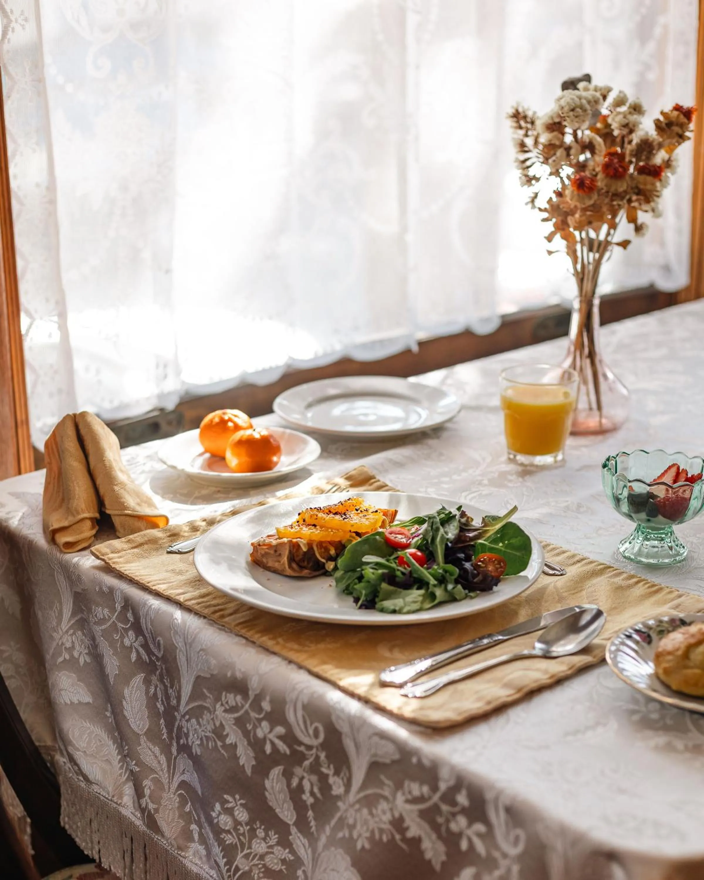 Breakfast in Chateau Tivoli Bed and Breakfast