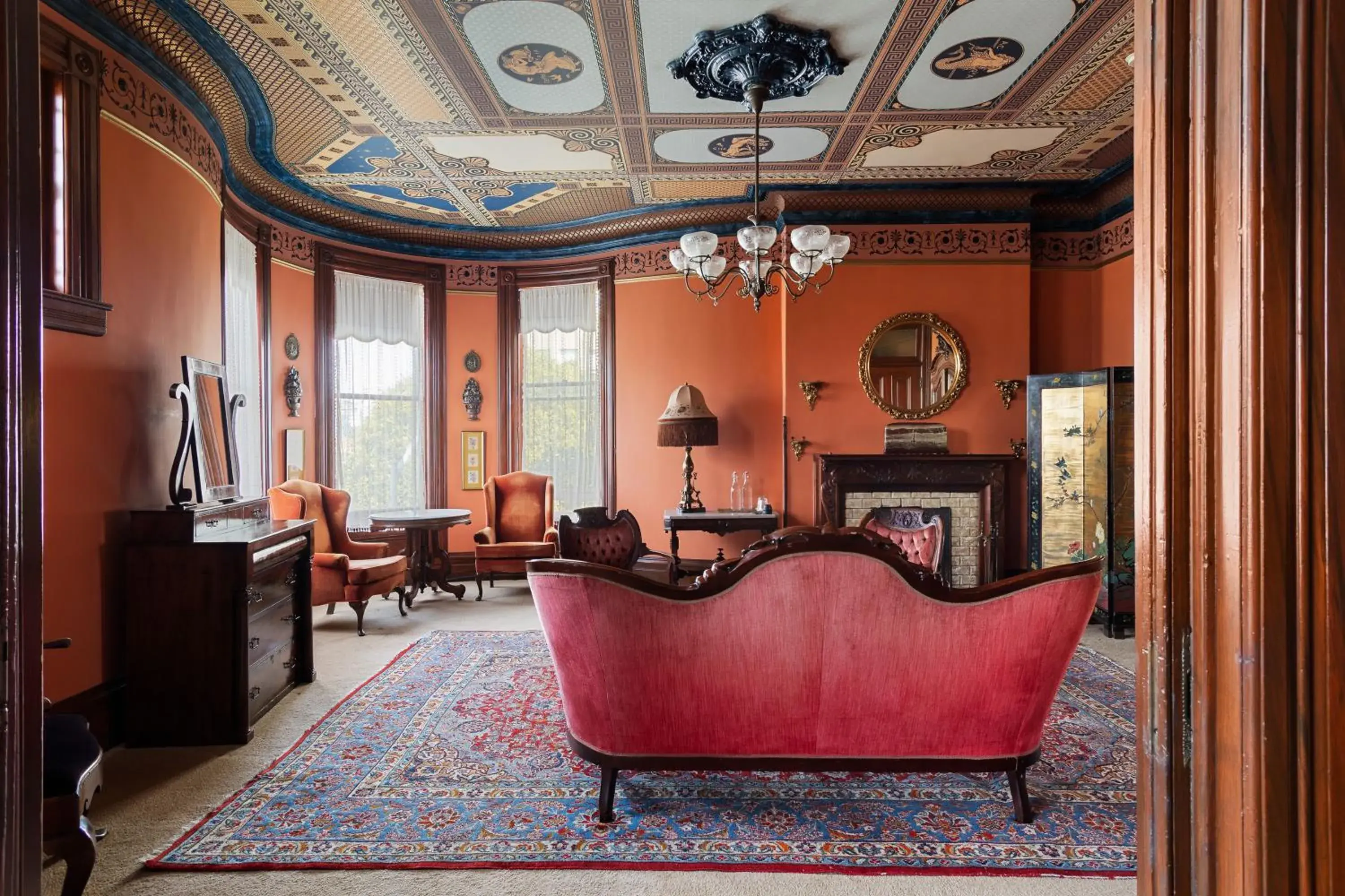 Deluxe Queen Room in Chateau Tivoli Bed and Breakfast Deluxe Queen Room in Chateau Tivoli Bed and Breakfast