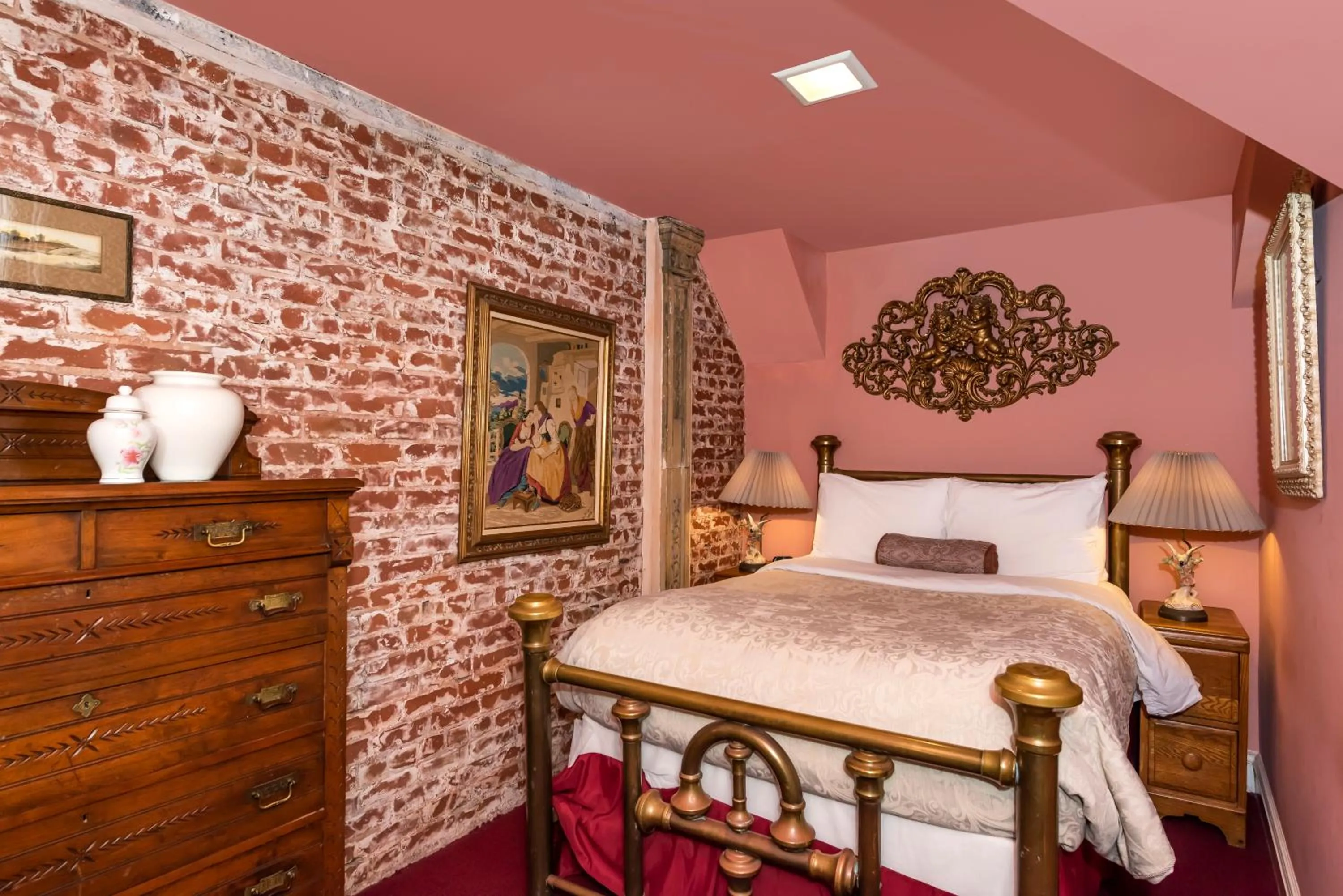 Bed in Chateau Tivoli Bed and Breakfast