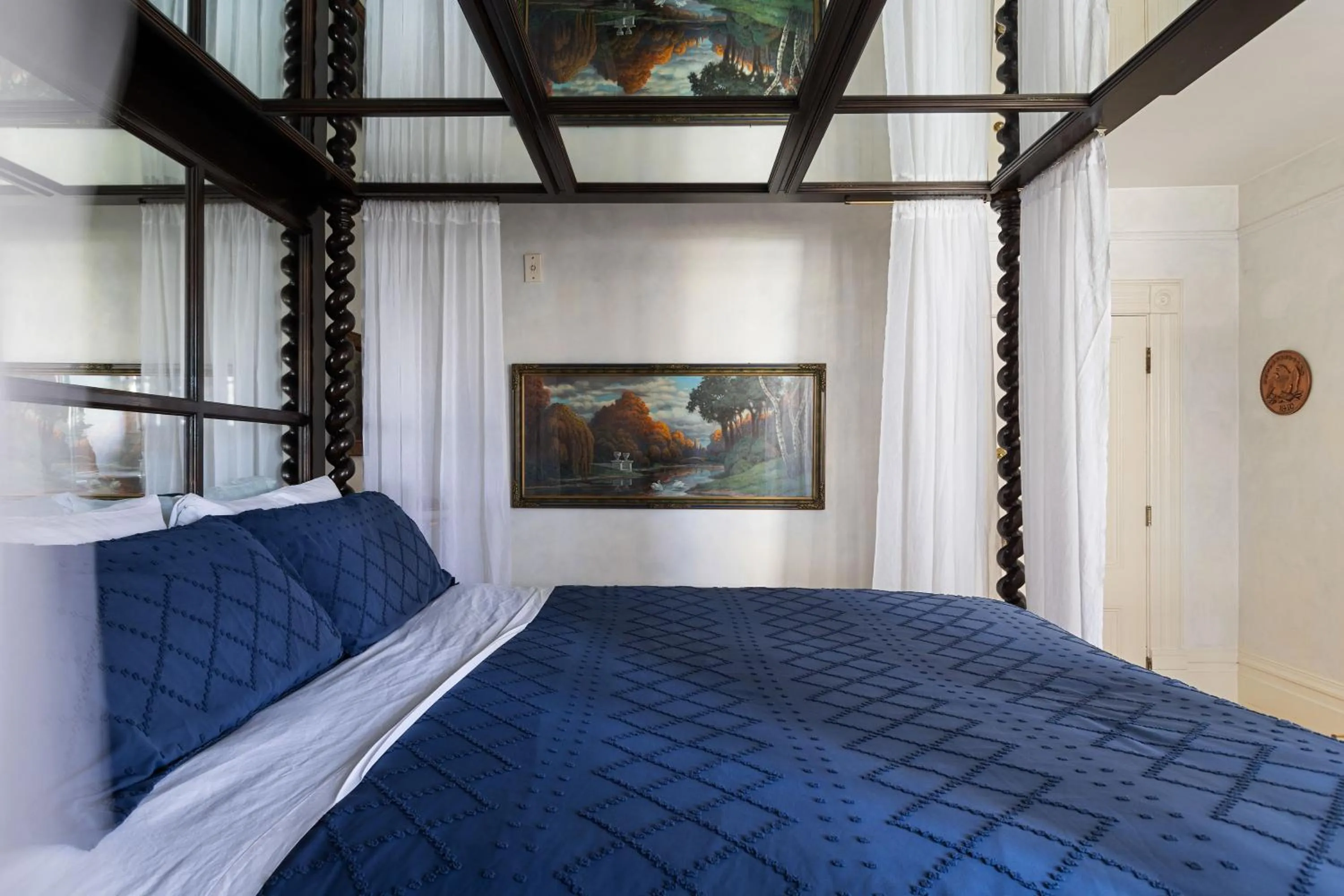 Bed in Chateau Tivoli Bed and Breakfast