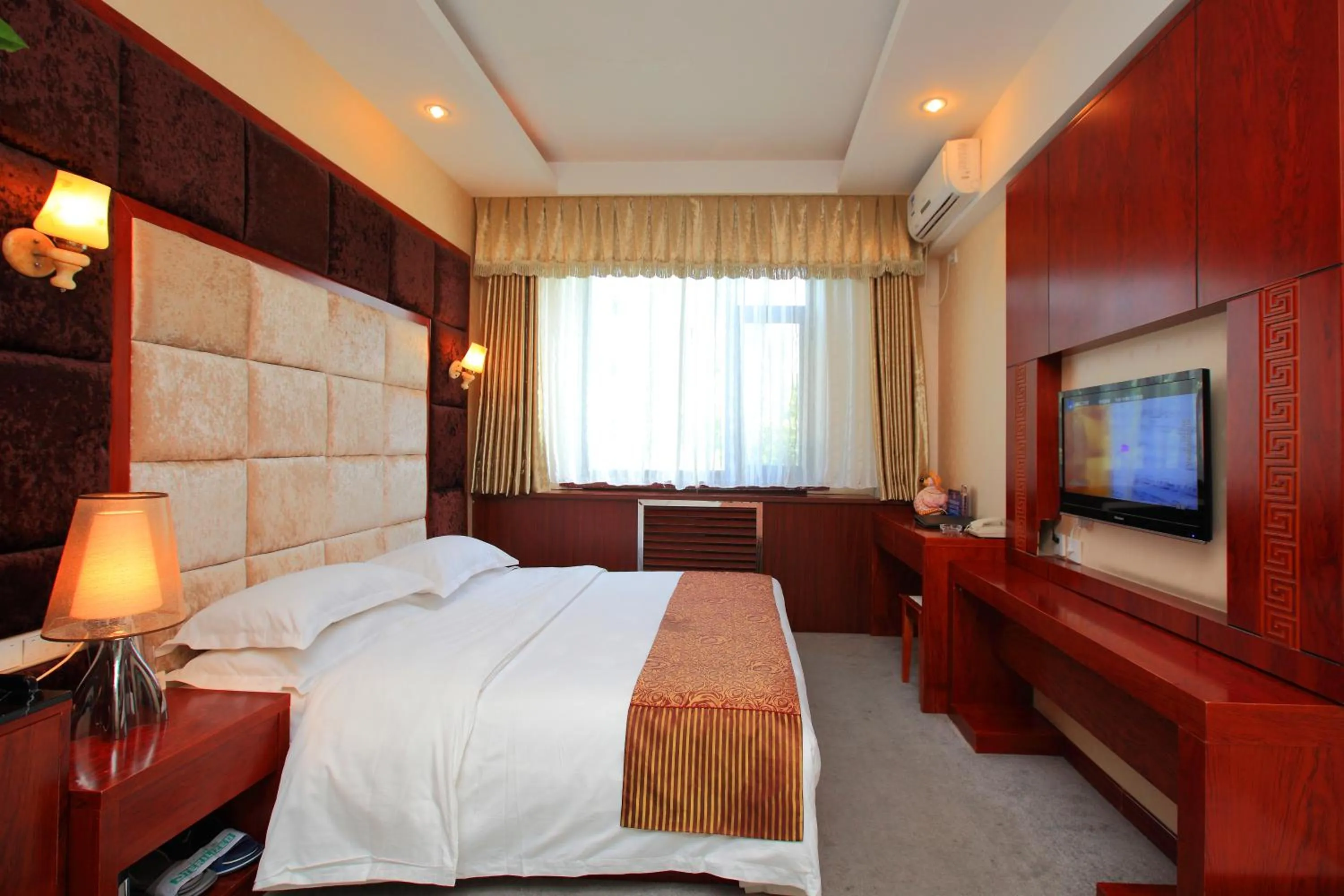 bunk bed, TV/Entertainment Center in Capital Airport International Hotel