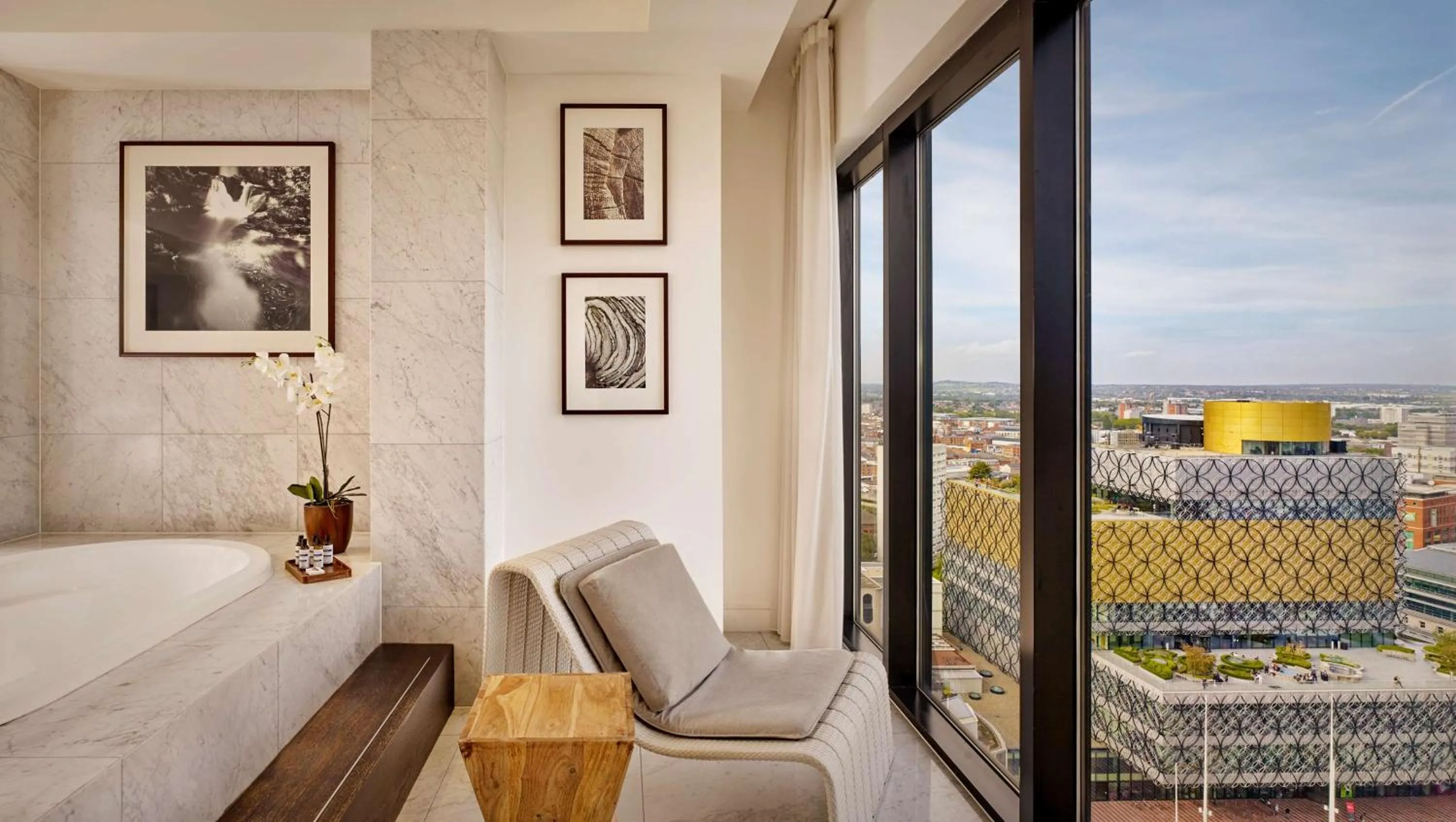 Bathroom, Bed in Hyatt Regency Birmingham