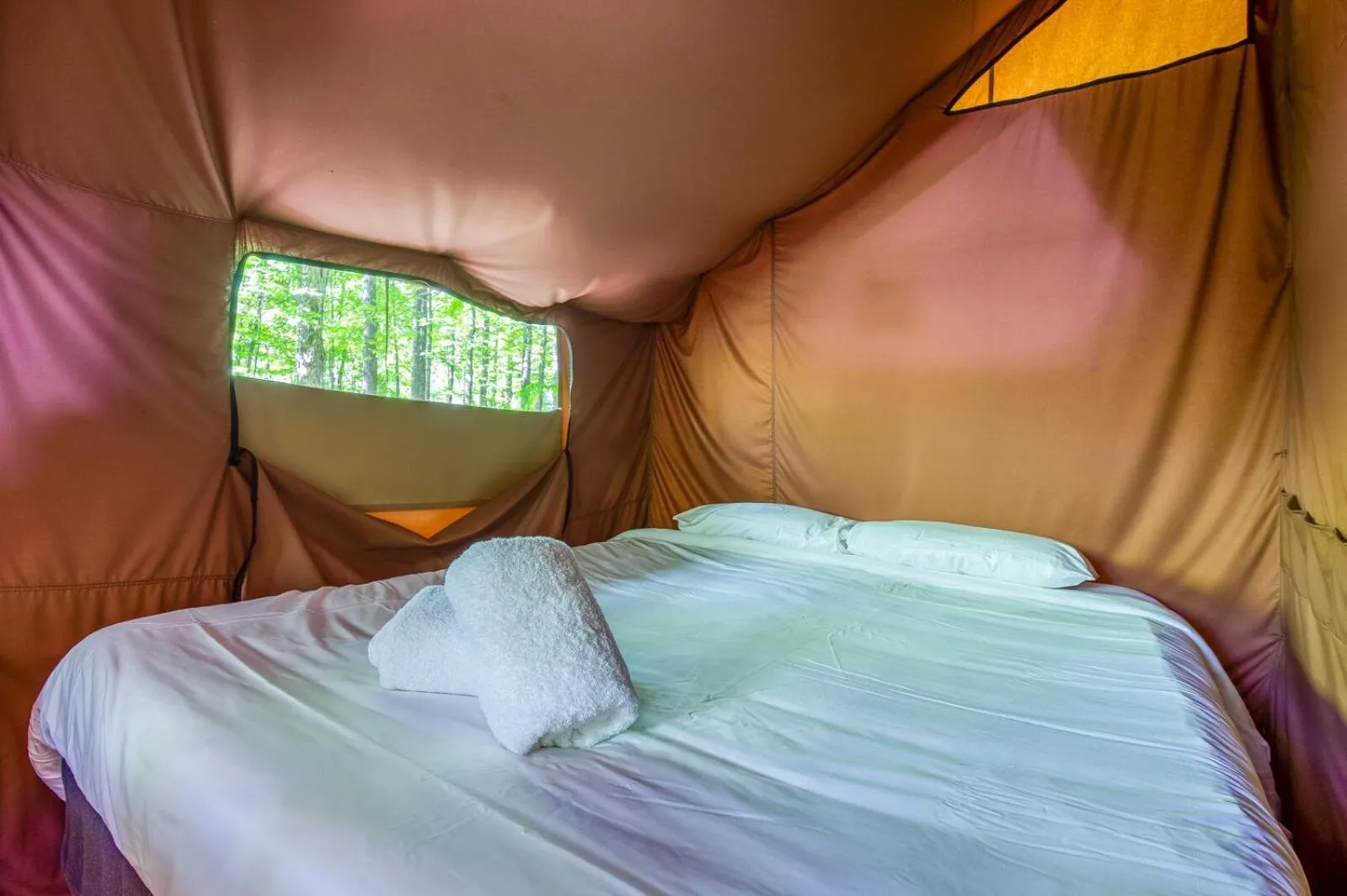 Bed in Huttopia Southern Maine